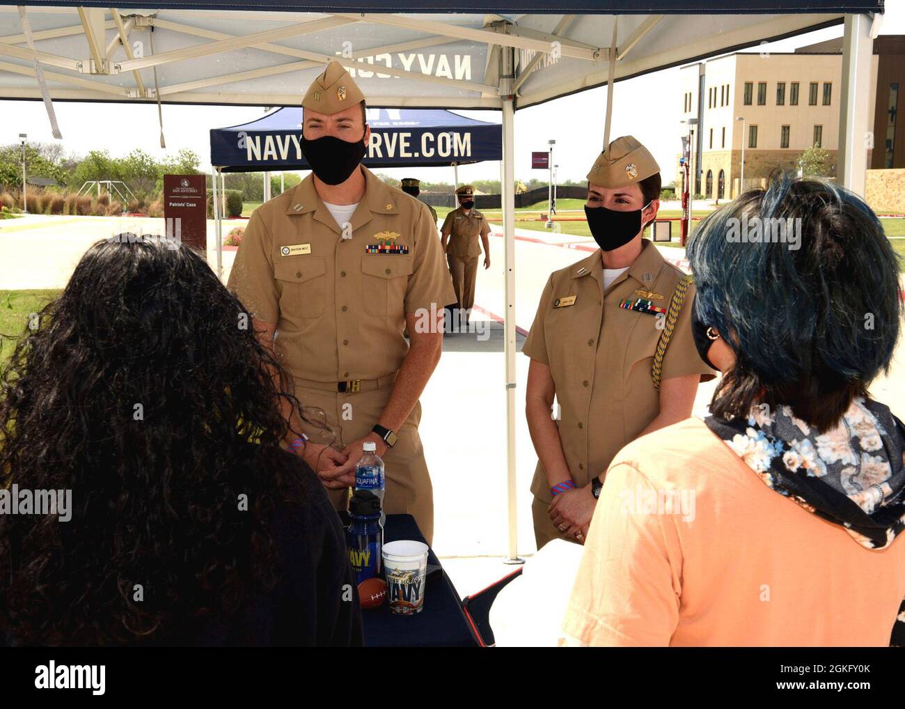 SAN ANTONIO – (12. April 2021) Lieutenants Grayson West, aus Brunswick, Georgia, ein Bauingenieur, der dem Naval Facilities Engineering Systems Command Southwest und Nina Erb aus San Antonio, Ein Protokollberater, der dem U.S. Fleet Forces Command zugewiesen wurde, sprach mit einem Studenten der Texas A&M University-San Antonio über Karrieremöglichkeiten in der amerikanischen Marine während eines Navy Promotional Day (NPD) auf dem Campus. Ein NPD ist ein proprietäres Rekrutierungsprogramm, das speziell dafür entwickelt wurde, die besten, vielfältigsten College-Aussichten zu gewinnen und Chancen für beide mil aufzuzeigen Stockfoto