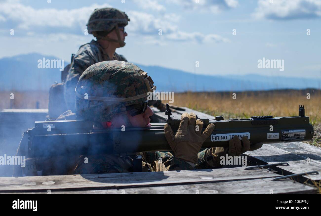 US Marine Corps Hopitalman Anthony Marcum mit 3d Bataillon, 3d Marines, feuert eine leichte Panzerabwehrwaffe M72, während er während der Fuji Viper 21.3 eine Live-Feuerprobe im Combined Arms Training Center, Camp Fuji, Japan, 12. April 2021 durchführt. Während dieser Übung haben Marines Taktiken, Techniken und Verfahren verfeinert, um Expeditions- und Basisoperationen auf Zug- und Unternehmensebene zu unterstützen. 3/3 wird im Indo-Pazifik-Raum unter 4th Marines, 3d Marine Division, eingesetzt. Marcum stammt aus Biloxi, Mississippi. Stockfoto