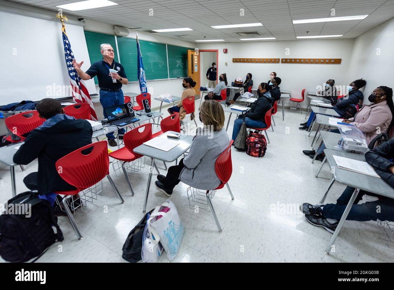 Queens, N.Y., 12. April 2021--Mitarbeiter der FEMA Region 2 veranstalten eine Orientierungsveranstaltung für lokale Mitarbeiter und Reservisten der FEMA. Michael Moriarty, stellvertretender Leiter der Abteilung Operationen für Impfzentren der Gemeinschaft, gibt eine Einführung und einen Überblick über das Programm. Alle Bundesmitarbeiter müssen vor der Einsetzung in ein gemeinschaftliches Impfzentrum einen Prozess zur Aufnahme, Staging und weiteren Integration (RSOI) abschließen. Die Mitarbeiter erhalten COVID-19-Tests und nehmen an Schulungen für ihren Einsatz Teil. Die FEMA arbeitet mit staatlichen, lokalen, Stammes- und Territorialregierungen an der kritischen Notwendigkeit, ein Impfzentrum zu eröffnen Stockfoto