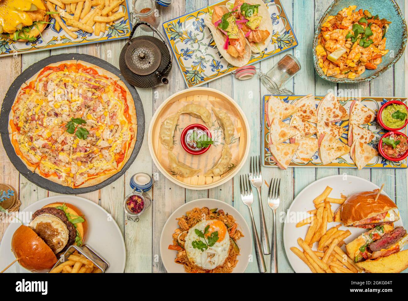 Internationale Gerichte. Italienische Pizza, Mexikanische Quesadillas, Asiatische Gyozas, Spanische Aella, Hawaiian Poke, Amerikanische Burger Stockfoto