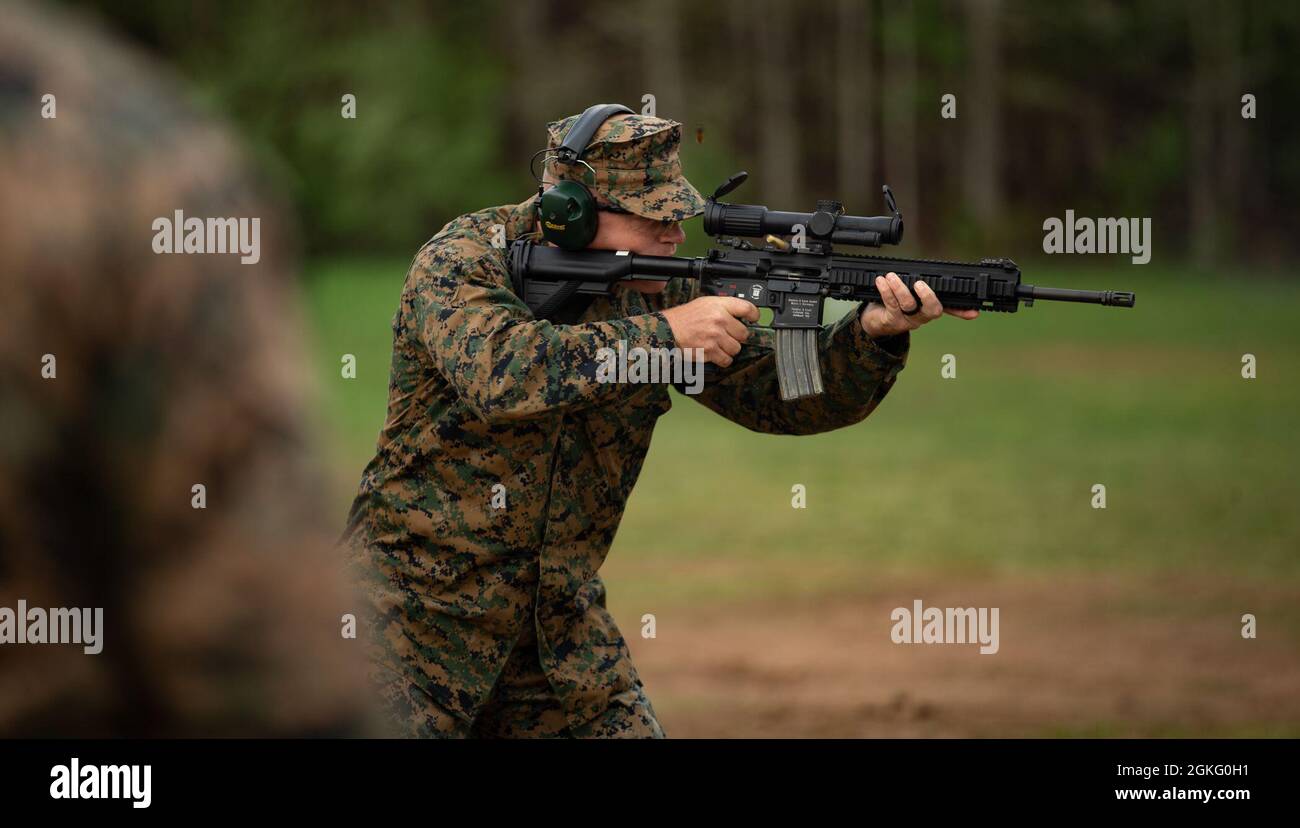 US Marine Gunnery Sgt. Kyle Person, Leiter der Luftwaffe, Marine Corps Forces, Pacific, nimmt an der Marine Corps Marksmanship Championship Teil, Tag zwei des Wettbewerbs, 13. April 2021. In sechs regionalen Spielen Anfang des Jahres wurden die Shooters für die Meisterschaft ausgewählt. Die Meisterschaft läuft bis zum 16. April, wenn Preise vergeben werden. Stockfoto