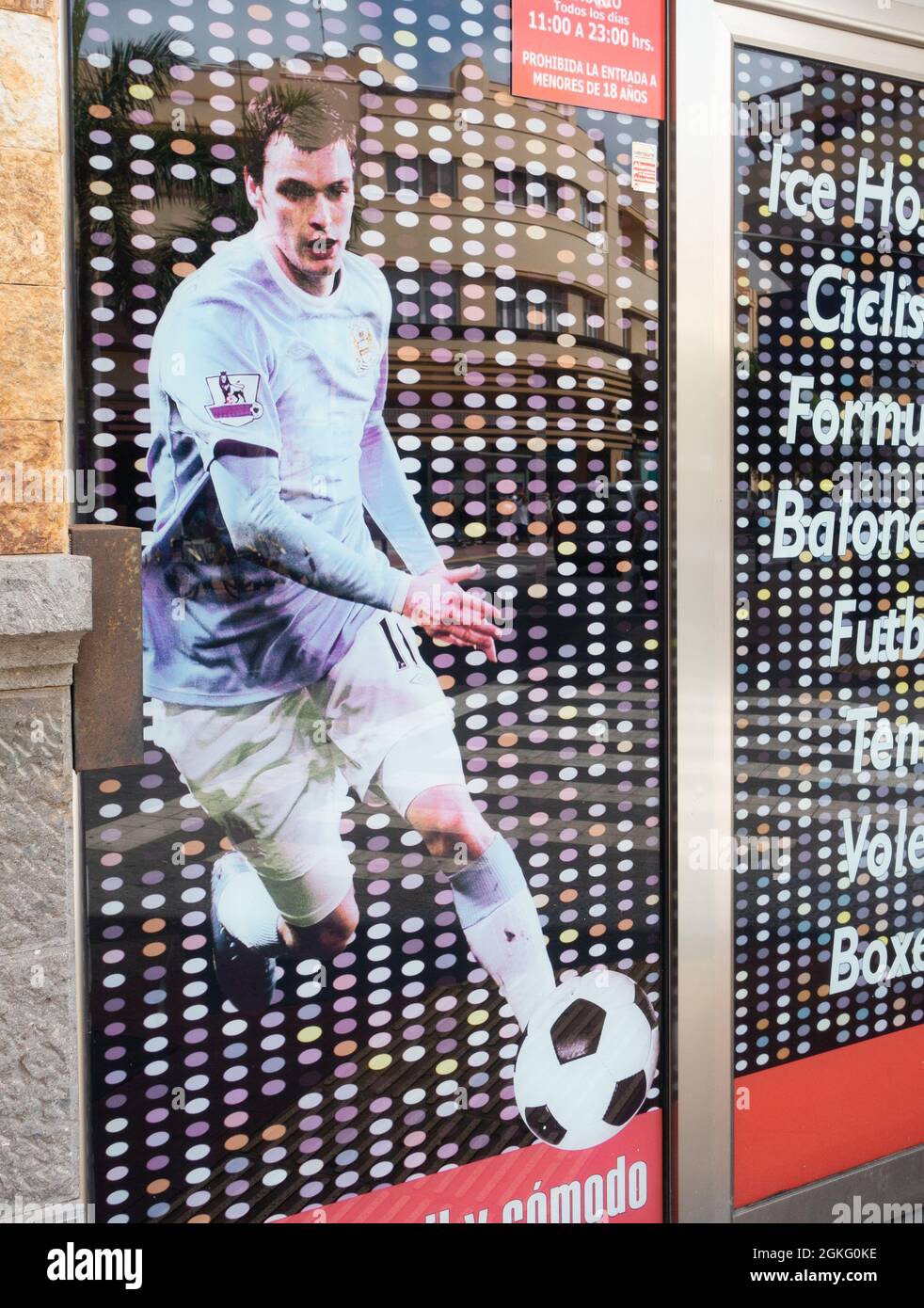 Sportbar in Spanien mit dem Bild des Fußballers Adam Johnson im man City Shirt (2012). Bild aus dem Jahr 2021. Stockfoto