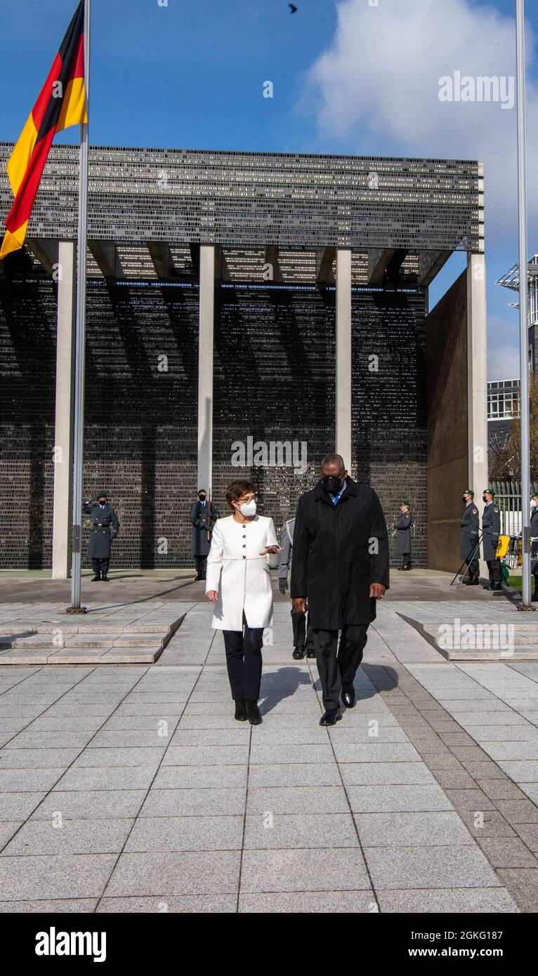 Verteidigungsminister Lloyd J. Austin III und Bundesverteidigungsministerin Annegret Kramp-Karrenbauer gehen gemeinsam nach einer Kranzniederlegung im Außenhof der Bundeswehr, Berlin, am 13. April 2021. Stockfoto