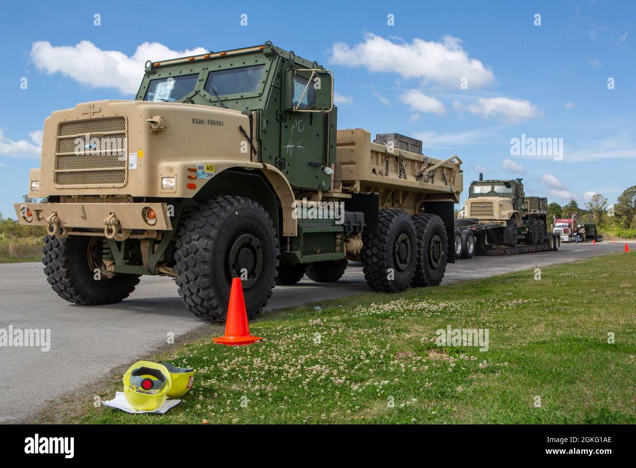 B-Roll-Paket von US-Marines mit Marine Wing Support Squadron (MWSS) 272, Last mittlere taktische Fahrzeug-Ersatz-LKWs für den Transport am Marine Corps Auxiliary Landing Field Bogue, North Carolina, 13. April 2021. 2nd Marine Aircraft Wing nimmt an Dynamic Cape 21.1 Teil, einer operativen Logistikübung, die die Fähigkeit einer marinen Expeditionstruppe simuliert, in einem umkämpften Umfeld Kommando und Kontrolle auszuüben. MWSS-272 ist eine untergeordnete Einheit des 2nd Marine Aircraft Wing, dem Luftkampfelement der II Marine Expeditionary Force. Stockfoto