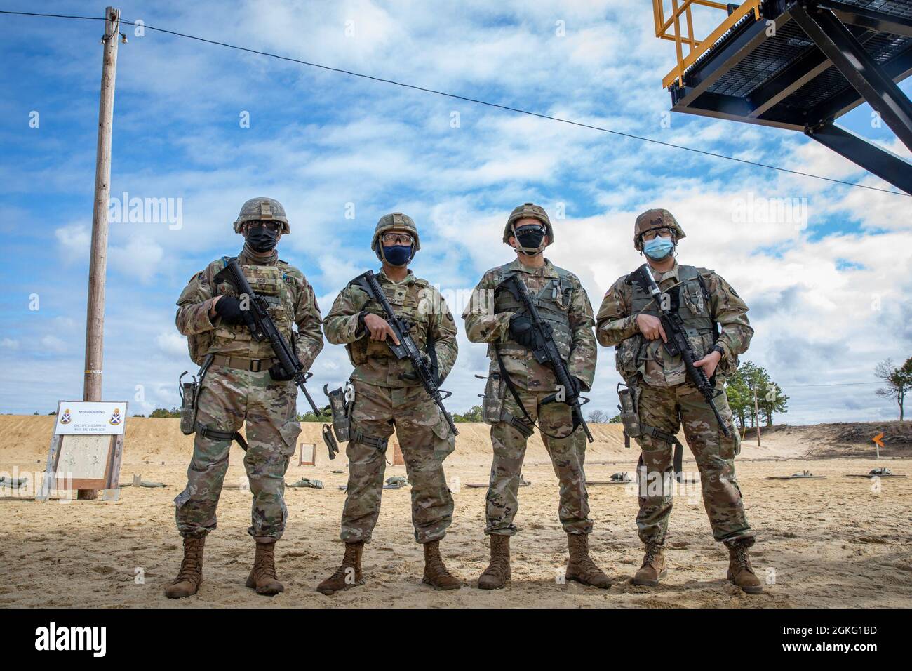 Soldaten der US-Armee, zusammen mit der Nationalgarde von New Jersey, stehen für ein Bild während des Best Warrior Competition auf der Joint Base McGuire-Dix-Lakehurst, N.J., 13. April 2021. Der Best Warrior Competition würdigt Soldaten, die sich für die Werte der Armee einsetzen, den Warrior Ethos verkörpern und die Macht der Zukunft repräsentieren. Stockfoto