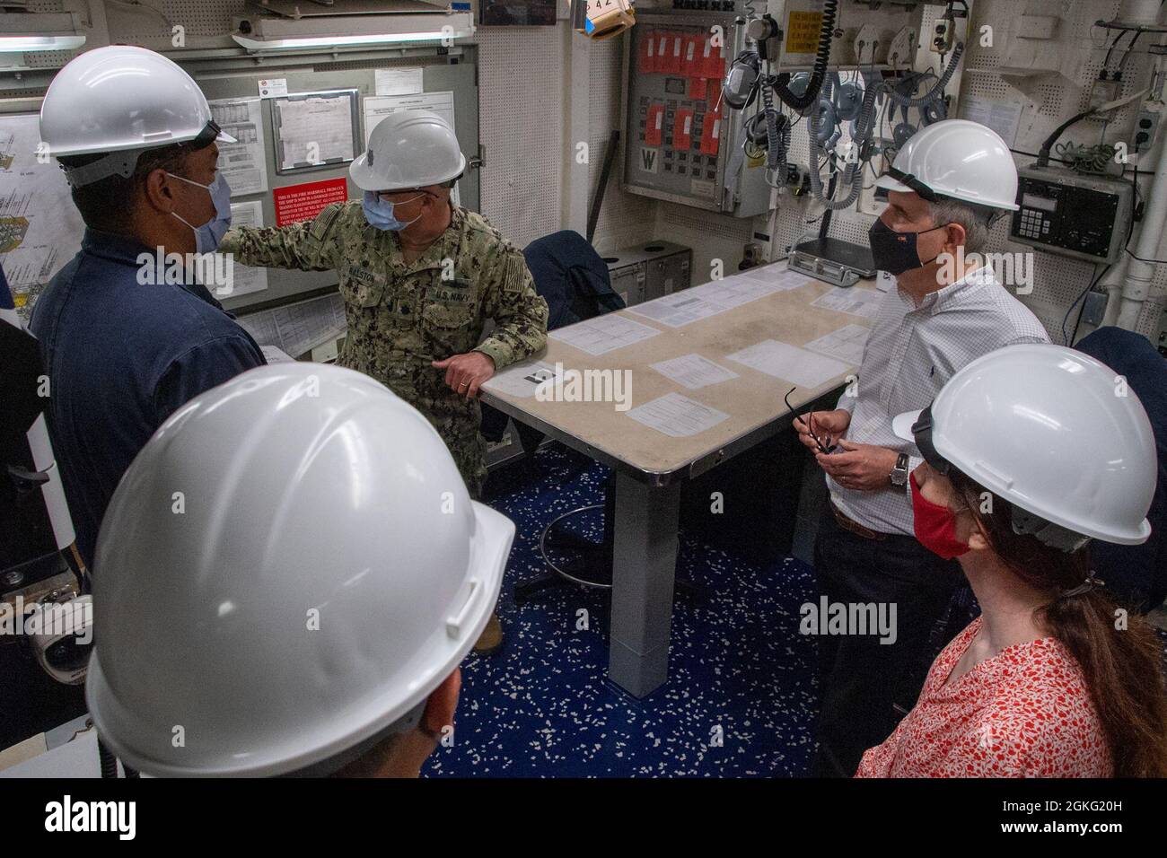 MARINESTATION ROTA, Spanien (13. April 2021) US-Botschaft Spanien Chargé d'Affaires Conrad Tribble tourt durch den Marinestützpunkt (NAVSTA) Rota mit Kapitän David Baird, dem Kommandanten von NAVSTA Rota. Während der Tour besuchte Chargé Tribble die Mannschaften der Basis, den Flugplatz, das Gehäuse, den Pier, die Marine- und EOD-Teams und den Zerstörer USS Porter der Arleigh Burke-Klasse (DDG 78). Stockfoto