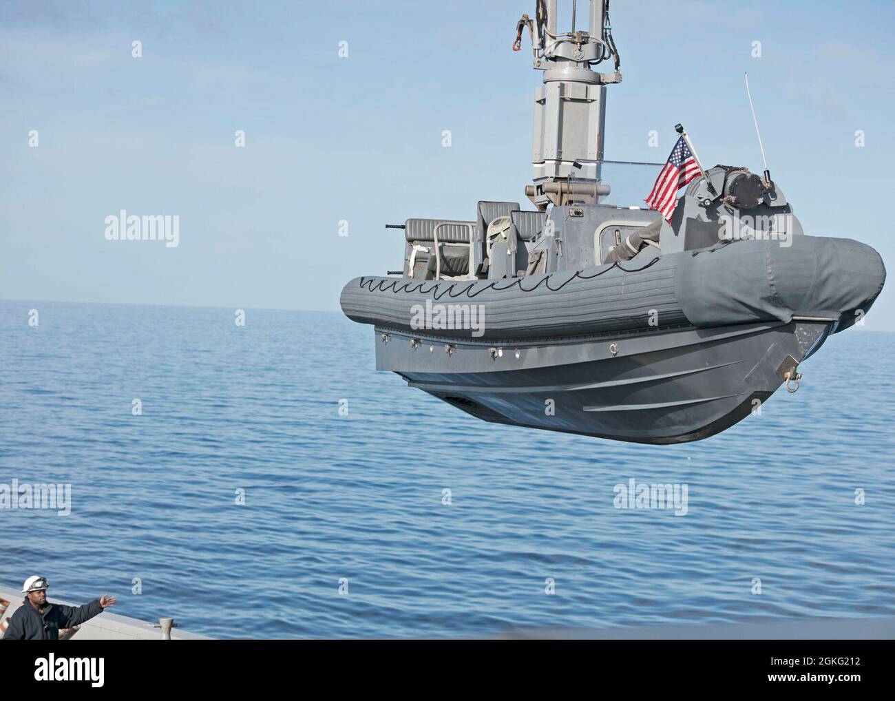 210413-N-OI940-1021 KELTISCHES MEER (13. April 2021) Ein Knickarmkran bereitet sich darauf vor, ein Schlauchboot (RHIB) über die Seite des Amphibientransportschiffes USS San Antonio (LPD 17) ins Wasser zu senken, 13. April 2021. San Antonio ist in der Keltischen See mit dem Amphibiengeschwader 4 und der 24. Marine Expeditionary Unit (24. MEU) als Teil der Iwo Jima Amphibious Ready Group tätig. Stockfoto