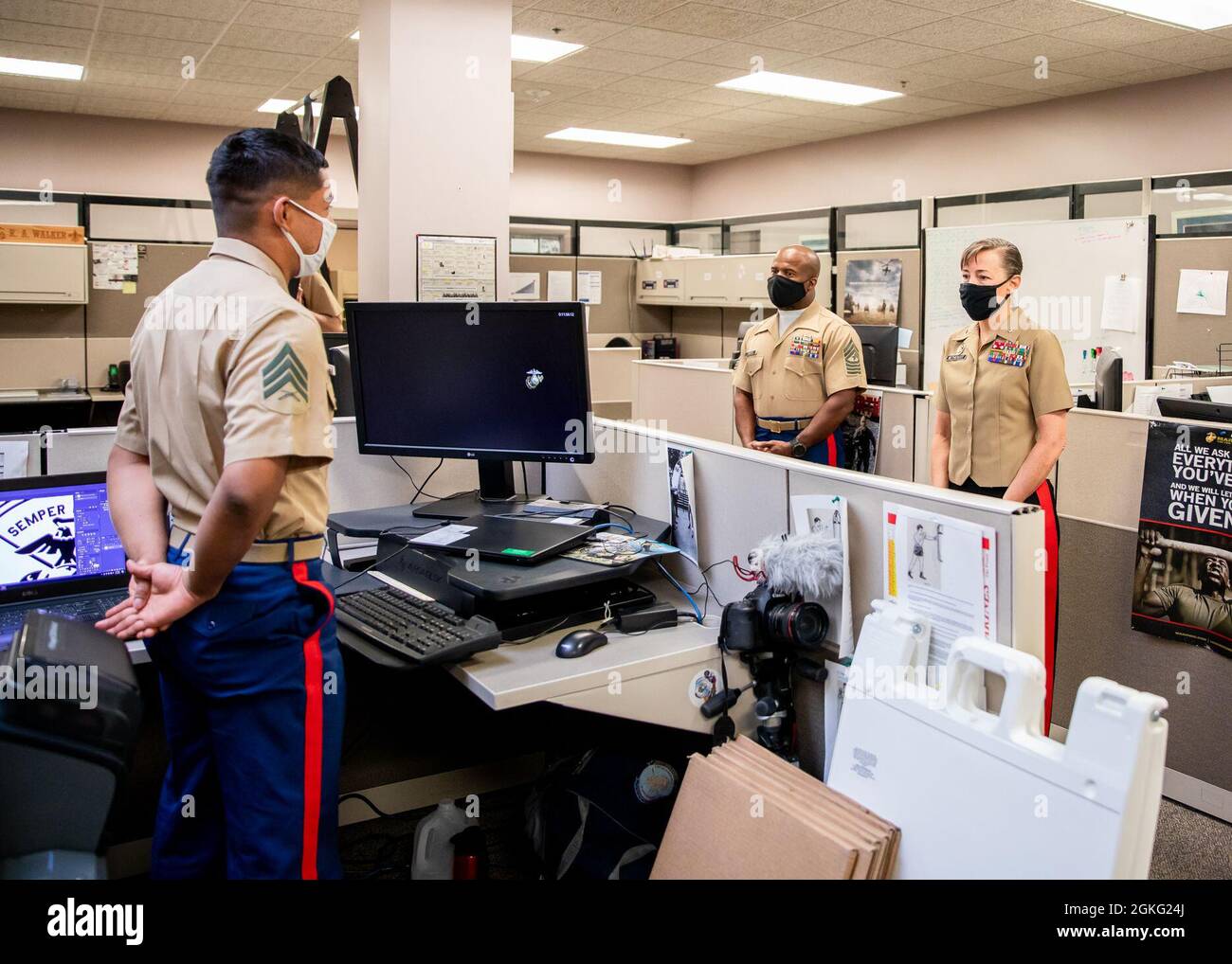 U.S. Marine Corps Sgt. Nelson Duenas, links, ein Videofilmer des 4. Marine Corps District (4MCD) spricht mit Sgt. Maj. William C. Carter, Zentrum, Hauptfeldwebel des Marine Corps Recruit Depot (MCRD) Parris Island, Eastern Recruiting Region (ERR), und Brig. General Julie L. Nethercot, die Kommandierende Generalleutn von MCRD Parris Island, ERR, während des Besuchs des Kommandierenden Generals im 4MCD-Hauptquartier, New Cumberland, Pennsylvania, 13. April 2021. ERR ist für die Rekrutierung aller Marineinfanteristen östlich des Mississippi verantwortlich. Stockfoto