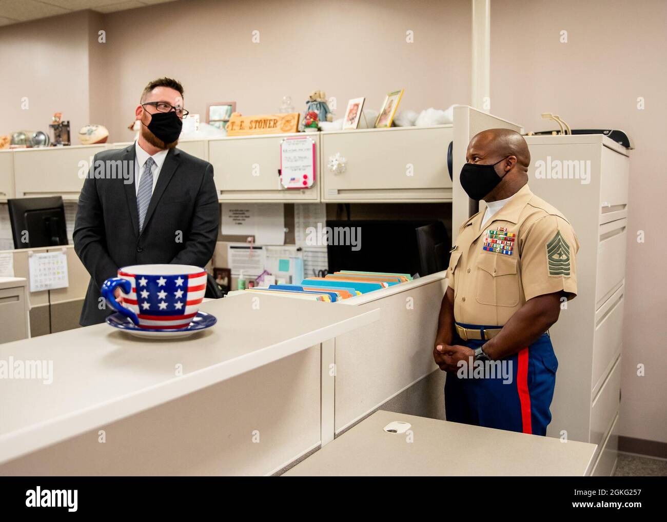 Paul Landers, links, der stellvertretende Komptroller für den 4. Marine Corps District (4MCD) spricht mit Sgt. Maj. William C. Carter, Hauptfeldwebel des Marine Corps Recruit Depot Parris Island, Eastern Recruiting Region (ERR), während des Besuchs des Generalkommandierenden im 4MCD-Hauptquartier, New Cumberland, Pennsylvania, 13. April 2021. ERR ist für die Rekrutierung aller Marineinfanteristen östlich des Mississippi verantwortlich. Stockfoto