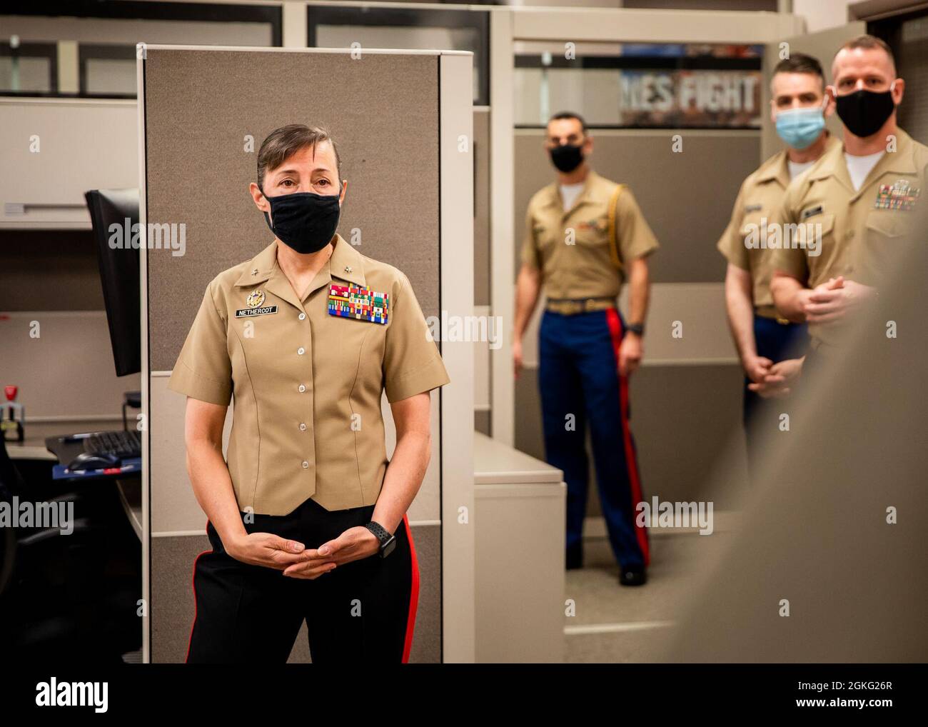 US Marine Corps Brig. Gen. Julie L. Nethercot, die kommandierende Generaloberin des Marine Corps Recruit Depot Parris Island, Eastern Recruiting Region (ERR), spricht bei ihrem Besuch im 4MCD Hauptquartier, New Cumberland, Pennsylvania, 13. April 2021 mit den Marineinfanteristen des 4. Marine Corps Distrikts (4MCD). ERR ist für die Rekrutierung aller Marineinfanteristen östlich des Mississippi verantwortlich. Stockfoto