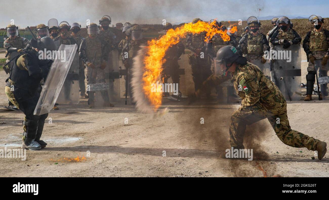 Soldaten der ungarischen Streitkräfte demonstrieren während des Trainings zur Brandphobie im Camp Novo Selo, Kosovo, am 13. April 2021, die richtige Reaktion auf Feuer. US-Soldaten mit Truppe B, 1. Squadron, 113. Kavallerieregiment, Iowa Army National Guard, absolvierten die intensive Ausbildung als Teil ihrer Aufgaben, während sie an einer NATO-geführten Friedensmission im Kosovo teilnahmen. Stockfoto