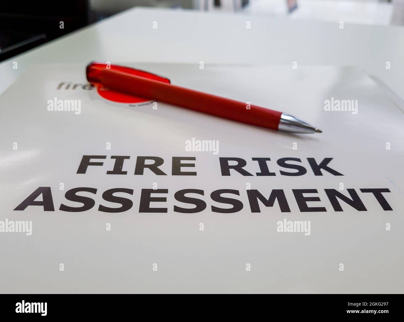 Eine Datei mit der Brandrisikobewertung, einer rechtlichen Anforderung in Großbritannien zur Bewertung und Reduzierung des Brandanstiegs bei gewerblichen Objekten, Blöcke von f Stockfoto