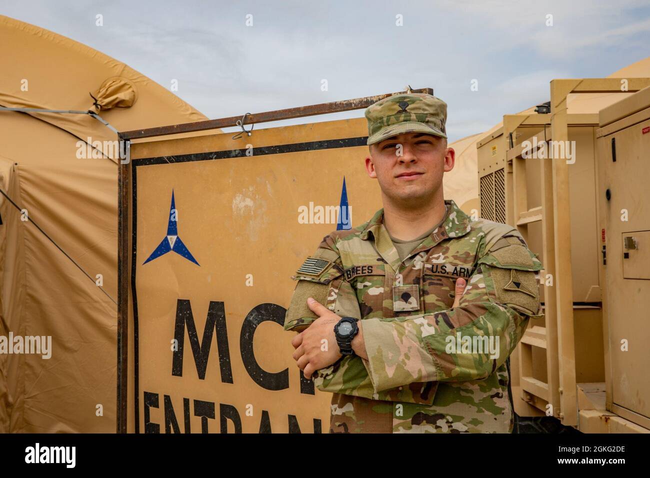 Spc. Austin Brees, ein Kaplanassistent mit Hauptquartier und Hauptquartier Bataillon III Corps, posiert vor dem Haupttrainingsbereich am 12. März 2021 in Fort Hood, Texas. Warfighter 21-4 ist der größte in der 35-jährigen Geschichte des Mission Command Training Program. Zu den teilnehmenden Einheiten gehören das Hauptquartier III Corps, die 3. Division des Vereinigten Königreichs, die 3. Division des französischen Panzers und das 13. Expeditionary Sustainment Command. In Fort Hood und in der 1. Panzerdivision in Fort Bliss, Texas. Stockfoto