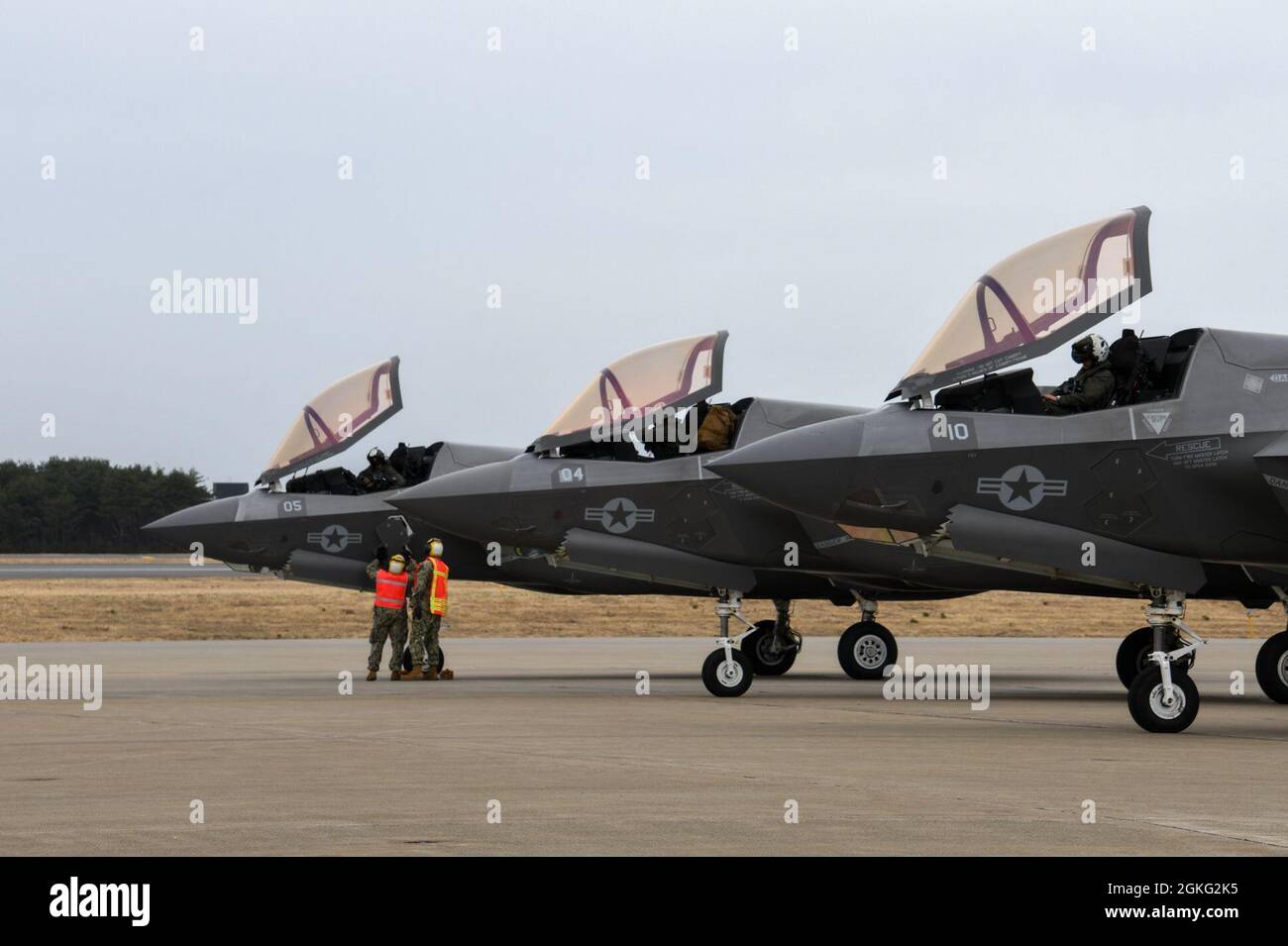 210413-N-GR586-1261 MISAWA, Japan (13. April 2021) – drei Flugzeuge des Typs F-35B Lightning II, die den „Grünen Knights“ des Marine Fighter Attack Squadron (VMFA) 121 zugewiesen wurden, kommen in NAF Misawa an. NAF Misawa bietet Unterstützung und Dienstleistungen für die Luftfahrt und Bodenlogistik für alle permanenten und vorübergehenden US-Marine- und US-Marine-Corps in Nordjapan. VMFA-121 ist die erste operationelle F-35-Staffel im US-Militär. Stockfoto