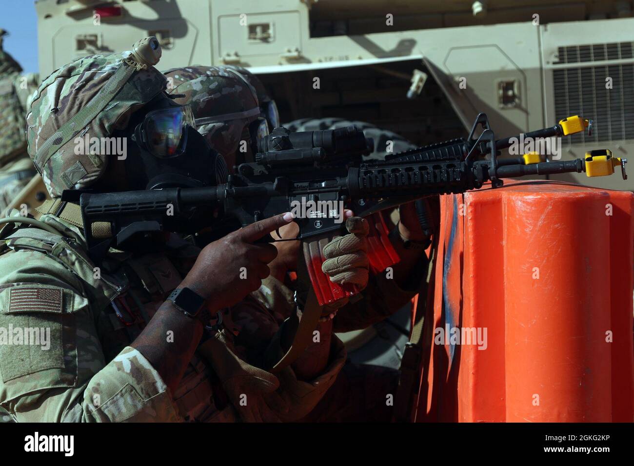 Flieger, die dem 557. Expeditionary Red Horse Squadron zugewiesen wurden, zielen mit ihren Waffen auf gegnerische Kräfte während eines Basisverteidigungstrainings in McGregor Range, N.M., 13. April 2021. Die Basisverteidigungstrainings vermitteln Dienstmitgliedern, wie sie die Grundsicherheit mit politischen und rechtlichen Einschränkungen in Einklang bringen, das Kriegsrecht und die Regeln des Engagements verstehen. Für die 5. Panzerbrigade, First Army Division West, ist die Vorbereitung unserer Partner auf den Weg des Schadens nicht nur ein kalter, mechanischer Prozess, sondern vielmehr eine Hingabe an die Stärken und Bedürfnisse einzelner, die sich auf die Erfüllung der Mission konzentrieren. Stockfoto Flieger, die dem 557. Expeditionary Red Horse Squadron zugewiesen wurden, zielen mit ihren Waffen auf gegnerische Kräfte während eines Basisverteidigungstrainings in McGregor Range, N.M., 13. April 2021. Die Basisverteidigungstrainings vermitteln Dienstmitgliedern, wie sie die Grundsicherheit mit politischen und rechtlichen Einschränkungen in Einklang bringen, das Kriegsrecht und die Regeln des Engagements verstehen. Für die 5. Panzerbrigade, First Army Division West, ist die Vorbereitung unserer Partner auf den Weg des Schadens nicht nur ein kalter, mechanischer Prozess, sondern vielmehr eine Hingabe an die Stärken und Bedürfnisse einzelner, die sich auf die Erfüllung der Mission konzentrieren. Stockfoto
