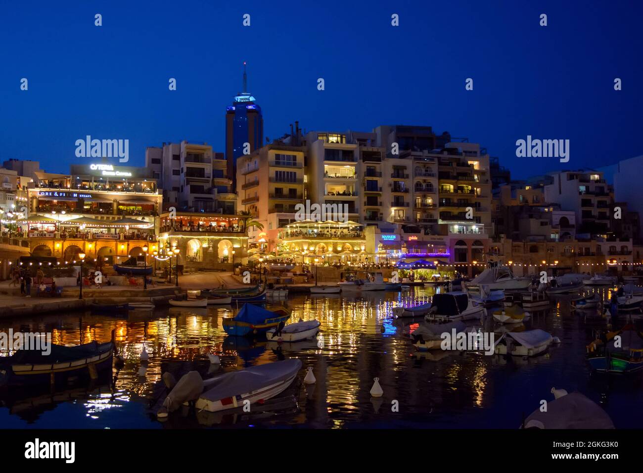 Beleuchtete St. Julians Küste mit Maltas höchstem Gebäude - Portomaso Business Tower bei Nacht. Stockfoto