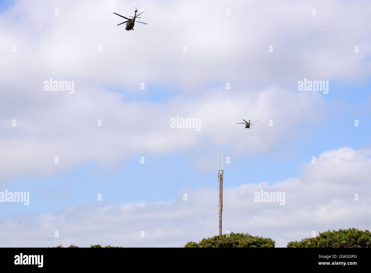 Zwei Hubschrauber der US Army HH-60M Black Hawk fliegen im Rahmen einer gemeinsamen medizinischen Evakuierungsveranstaltung auf dem Kunstan Air Base, Republik Korea, am 13. April 2021 zurück nach Camp Humphreys, Republik Korea. Teams des 8. Militärs der Sicherheitskräfte nahmen an der ersten gemeinsamen Medevac-Trainingsübung mit den Einheiten von Camp Humphreys Teil, um die Schritte zu beobachten und zu berechnen, die erforderlich sind, um einen Medevac für MWDs und ihre Handler ordnungsgemäß auszuführen sowie Prozesse für Kontinuität neu zu bewerten und zu entwickeln Und schnelle Reaktionen in solchen Szenarien. Stockfoto