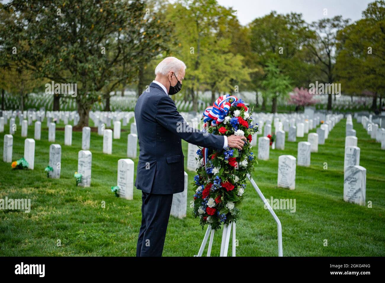 US-Präsident Joe Biden besucht Abschnitt 60, um den Dienstmitgliedern, Veteranen und ihren Familienmitgliedern unserer Nation Respekt zu erweisen, Arlington National Cemetery, Arlington, Virginia, April 14, 2021. Stockfoto