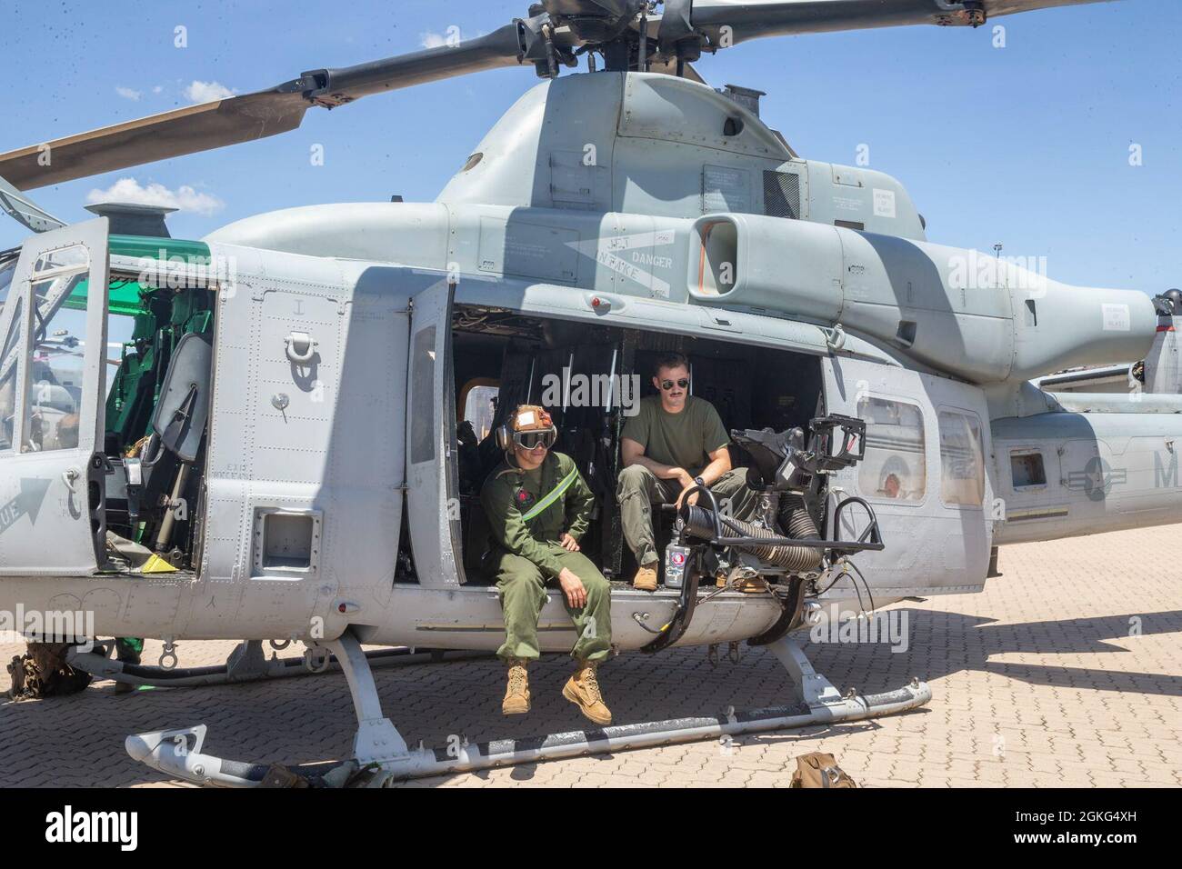 US-Marineinfanteristen werden Marine Rotational Force zugewiesen - Darwin sitzt in einem UH-1Y-Gift vor einer Luftbewegung zum Royal Australian Air Force Base von East Arm Wharf, Darwin, NT, Australien, April 14, 2021. Marine Medium Tiltrotor Squadron 363 und Marine Light Attack Helicopter Squadron 367 schließen sich MRF-D an und sind bereit, auf Krisen und Eventualitäten im Indo-Pazifik-Raum zusammen mit der australischen Verteidigungskraft zu reagieren. Die MRF-D-Rotation zeigt das Engagement der USA für eine gemeinsame Bereitschaft und gemeinsame regionale Sicherheit im Indo-Pazifik-Raum. Stockfoto