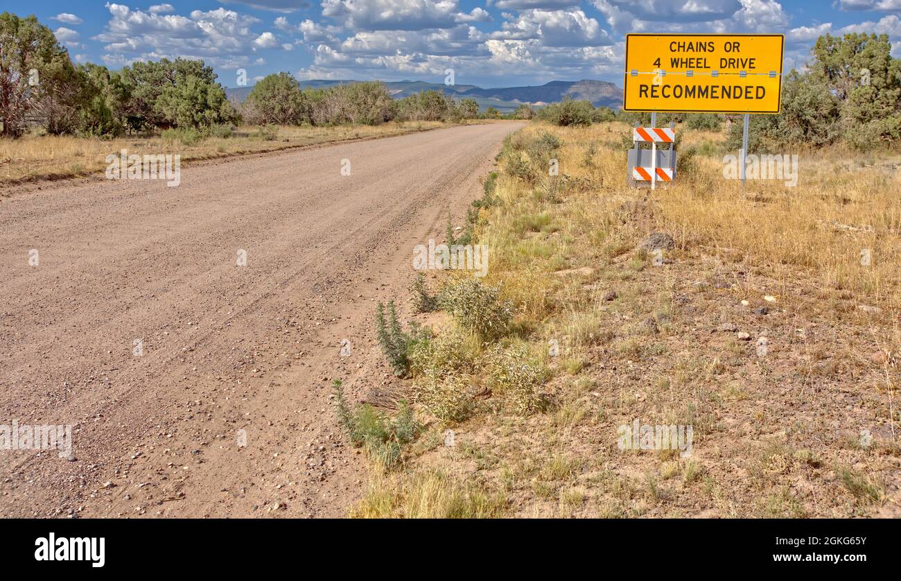 Ein Warnschild auf der FSR492 östlich von Drake AZ im Prescott National Forest, auf dem angegeben ist, dass Ketten oder Geländewagen auf dieser Straße empfohlen werden. Stockfoto