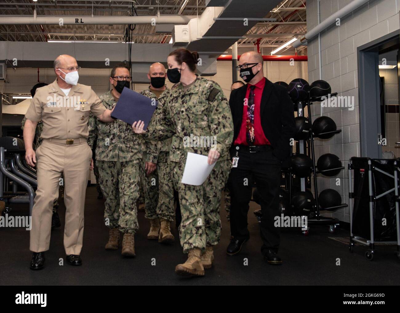 210414-N-TC847-1101 VIRGINIA BEACH, VA. (14. April 2021) – Leiter der Marine Operations ADM. Mike Gilday führt an Bord der Joint Expeditionary Base Little Creek durch die zwei-STREIK-Anlage der Explosive Ordnance Disposal Group (EODGRU), 14. April 2021. Russell Smith, Chief Petty Officer von Gilday und Master of Navy, besichtigte die STREIKANLAGE EODGRU 2 und traf sich mit EOD-Betreibern und Marinetauchern, um die Fähigkeiten und Ausrüstung der Streitkräfte zu besprechen. EOD STRIKE schützt Einzelpersonen und Teams in der EOD-Kraft vor lähmenden Stress durch Anpassungsfähigkeit, Erholung und Wachstum im persönlichen, sozialen, c Stockfoto