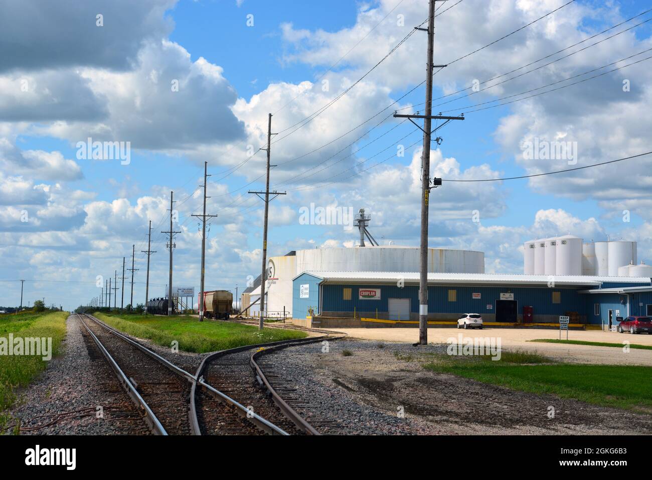Trainieren Sie die Gleise entlang einer Produktionsanlage in Dyersville, Iowa. Stockfoto