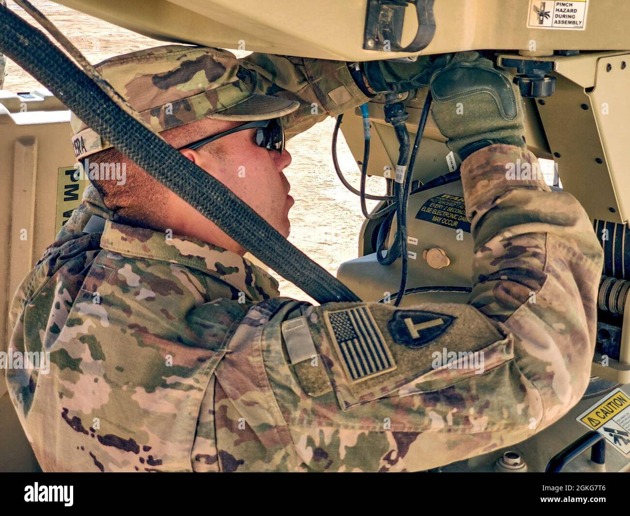 Task Force Spartan Division Tactical- Jordan Soldier Spc. Louis Herrera verbindet Kabel mit einer Satellitenschüssel während einer Verlegung eines taktischen Einsatzzentrums, bekannt als „Springen der TAC“, 14. April 2021. Soldaten arbeiteten zusammen, um das Gebiet zu sichern und legten mehr als eine Meile Konzertheildraht an. Herrera und eine kleine Gruppe von Signalsoldaten sorgten dafür, dass das Computernetzwerk sofort einsatzbereit war und in der Lage war, dem Kommando das gleiche kritische Maß an Situationsbewusstsein zu vermitteln. Diese Validierungsübung bot praktische Schulungen in Echtzeit und erwies sich als bereit für die Task Force Spartan Stockfoto