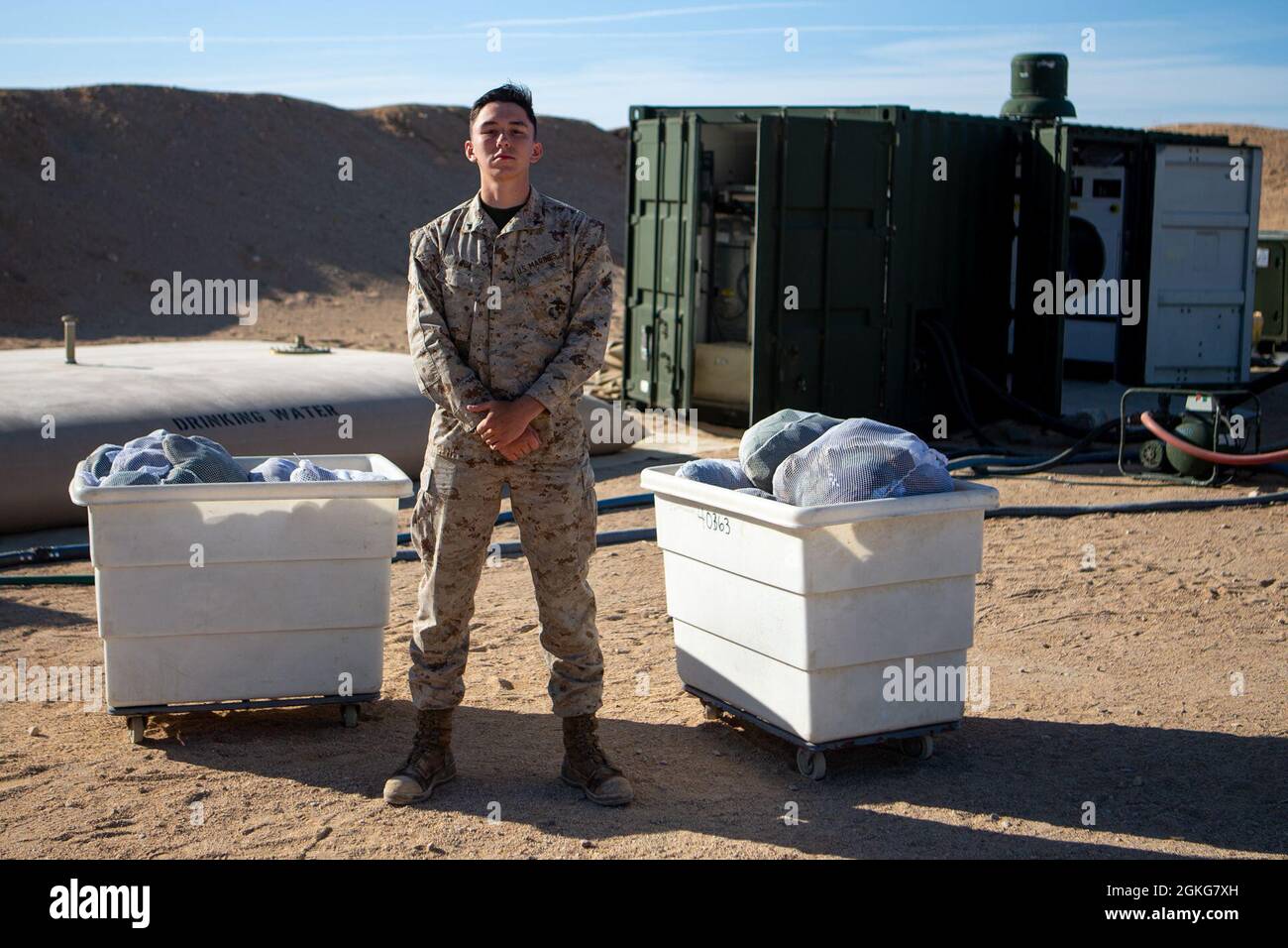 U.S. Marine Corps Lance CPL. Jonathan ZUA, ein Wasserunterstützungstechniker bei Marine Wing Support Squadron (MWSS) 271, posiert für ein Foto im Marine Corps Air-Ground Combat Center Twentynine Palms, Kalifornien, 14. April 2021. „Keine Entschuldigungen, nur Anpassungen“, sagte ZUA, ein gebürtiger Neptune, New Jersey. Nach Angaben seiner Führung leitete ZUA die Bemühungen um die Einrichtung von zwei containerisierten Wäschereieinheiten zur Unterstützung von 816 Marines aus 11 verschiedenen Einheiten. Er führte 86 Stunden Wäschereibetrieb durch, um 952 Taschen Kleidung zu reinigen, so dass Marineinfanteristen, die in der Marine Aircraft Group 29 arbeiten, ihre Ausbildung mit weiterführen konnten Stockfoto