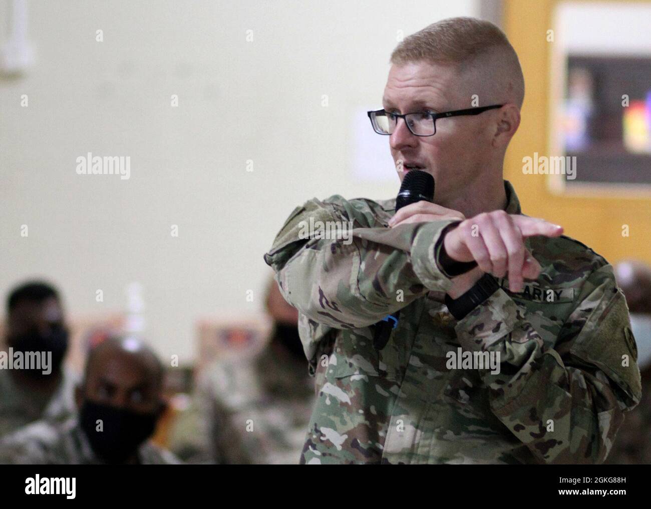 Der Major der Reserve der Armee, Eric Hughes, im Camp Arifjan, Kuwait, dient als operativer Seelsorger des 1. Theatre Sustainment Command nach dem Familienleben beim 310th Sustainment Command (Expeditionary) in Indianapolis und leitet eine Diskussion bei der Schulung am 14. April 2021 für die Seelsorger des Camps und für religiöse Angelegenheiten. In seiner zivilen Karriere sagte Hughes, er sei ein lizenzierter Berater am Vet Center, Pontiac, Michigan. Stockfoto