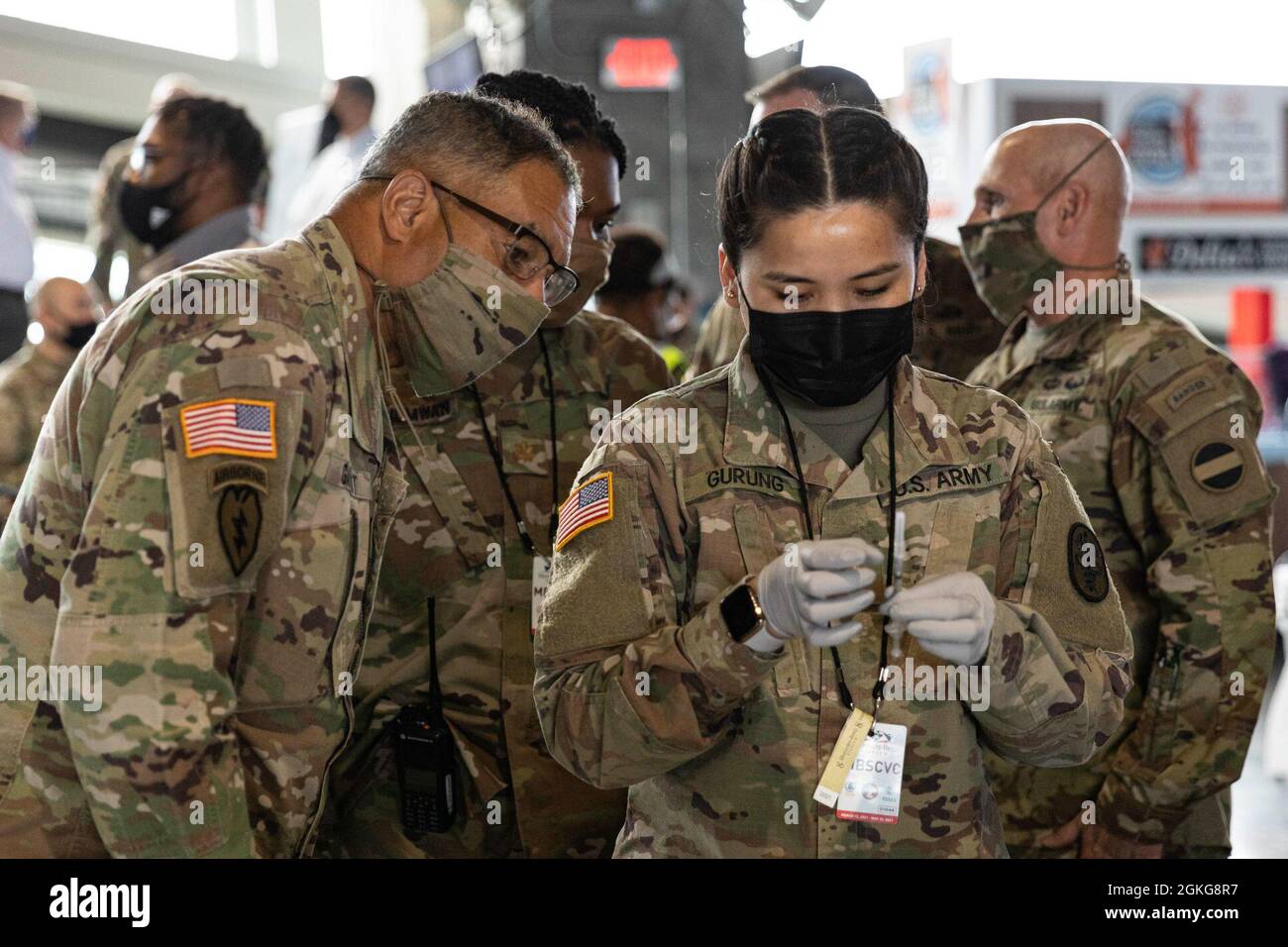 Der 2. LT. Asmita Gurung der US-Armee, eine medizinisch-chirurgische Krankenschwester, zeigt den Gen. der US-Armee, Michael Garrett, Kommandeur des U.S. Army Forces Command, den Impfvorbereitungsprozess während der Tour von Garrett durch das Atlanta Community Vaccination Center, im Mercedes-Benz Stadium, Atlanta, Georgia, am 15. April 2021. Das U.S. Northern Command setzt sich über die U.S. Army North weiterhin dafür ein, die Federal Emergency Management Agency im Rahmen der Reaktion der gesamten Regierung auf COVID-19 weiterhin flexibel und flexibel zu unterstützen. Stockfoto