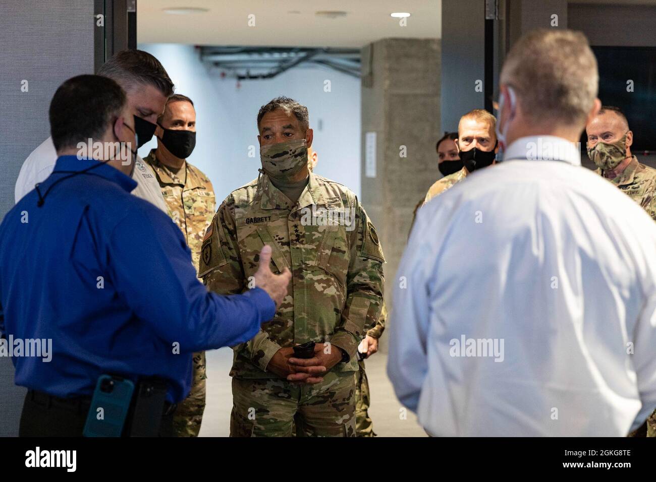 Der General der US-Armee, Michael Garrett, Kommandeur des US-Armeekommandos, wird von der Federal Emergency Management Agency, der Georgia Emergency Management Agency und Vertretern der Fulton County-Führung über die Reaktion der gesamten Regierung im Atlanta Community Impfcenter im Mercedes-Benz Stadium, Atlanta, Georgia, unterrichtet. Während Garretts Rundgang durch die Anlage am 15. April 2021. Das U.S. Northern Command setzt sich über die U.S. Army North weiterhin dafür ein, die Federal Emergency Management Agency als Teil der gesamten Regierung bzw. der gesamten Regierung weiterhin mit flexibler Unterstützung des Verteidigungsministeriums zu unterstützen Stockfoto