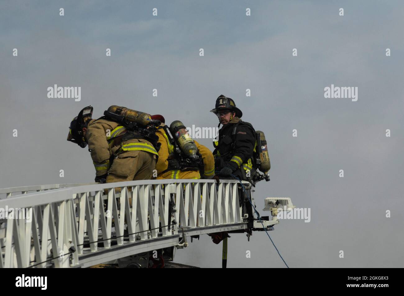 San Diego City Firefighters auf dem Stock an der University Ave Struktur Feuer. Stockfoto