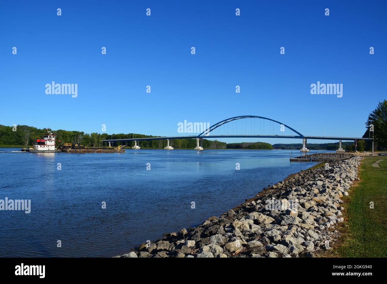 Ein Schlepper der Army Corp of Engineering schiebt einen mit Baumaterial beladenen Lastkahn den Mississippi River entlang Savanna, Illinois, hinauf. Stockfoto