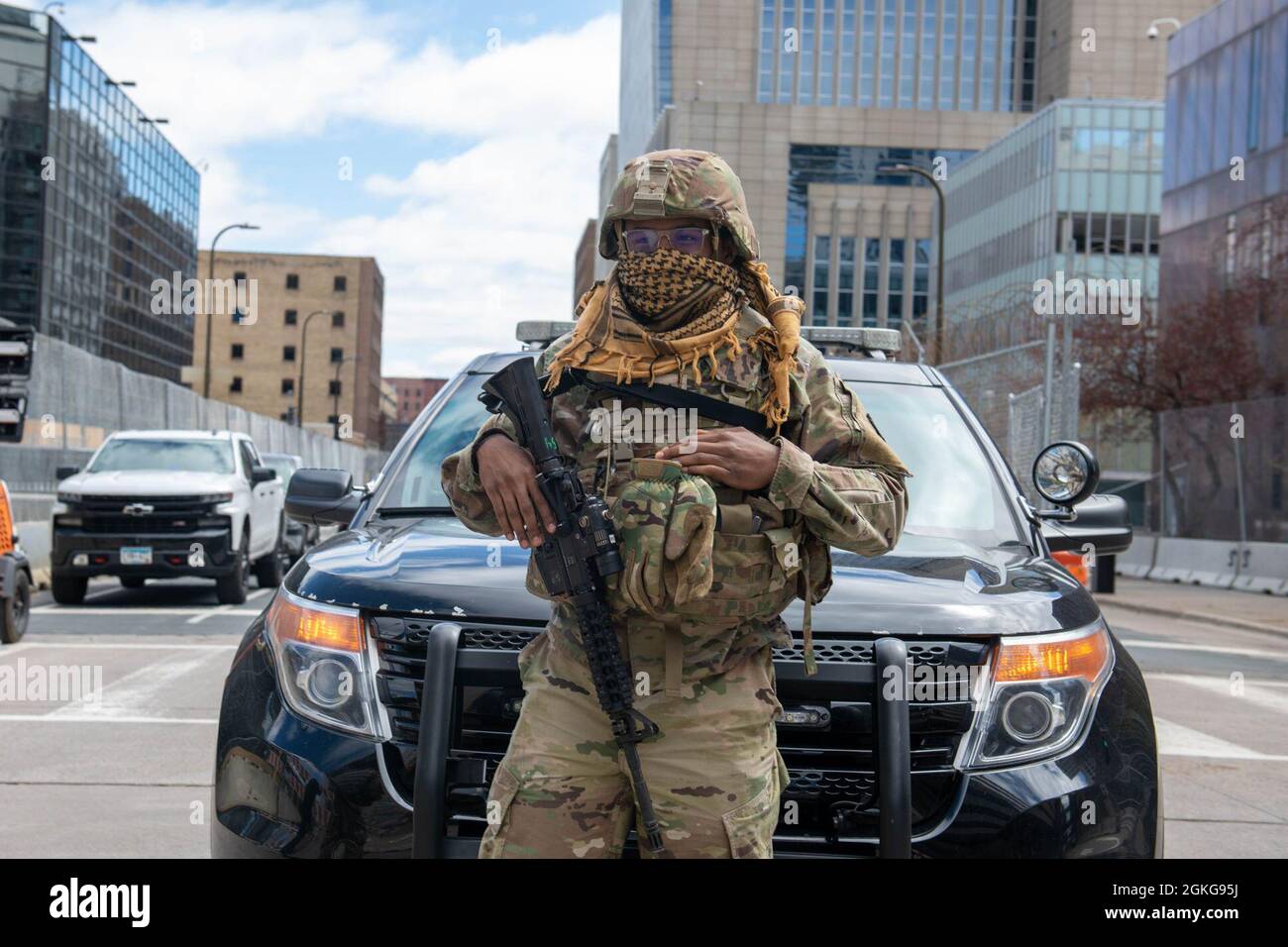 Ein Mitglied der Minnesota National Guard steht Wache mit der Minneapolis Police Department, 15. April 2021, als Teil des Operation Safety Net, Die öffentlichen Sicherheitsbemühungen, Leben und Eigentum zu schützen und das Recht für Menschen zu gewährleisten, während des Prozesses gegen den ehemaligen Minneapolis-Polizeibeamten Derek Chauvin friedlich zu protestieren. Mehr als 3,000 Minnesota Guardsmen sind im Dienst, um die Sicherheit und die Sicherheit der lokalen Gemeinschaft zu gewährleisten. Stockfoto