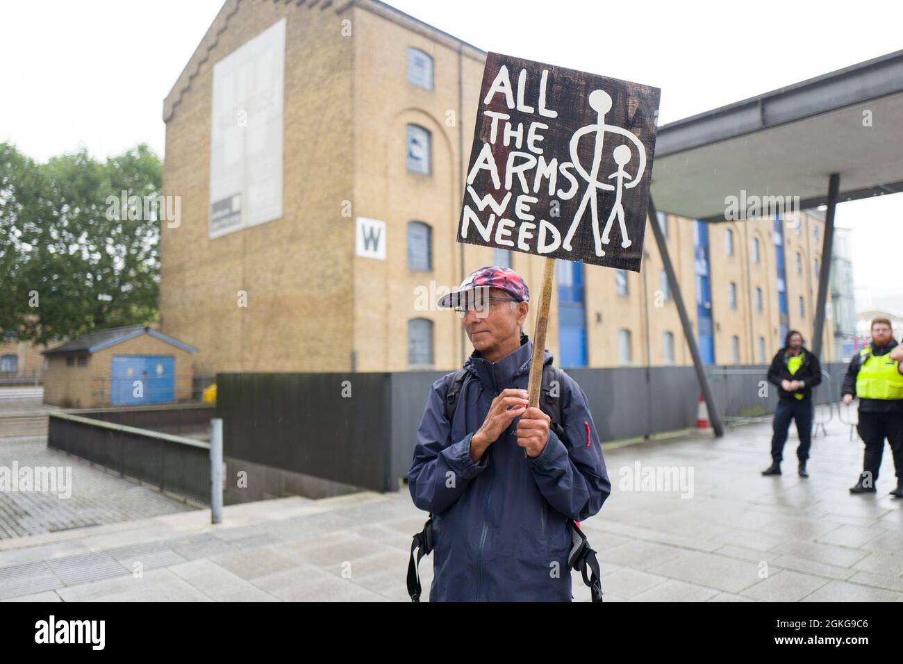 3. Januar 2015: Dame Vivienne Westwood, Veterans for Peace UK und viele Demonstranten haben sich heute der Kampagne gegen Waffenhandel in London gegen den Waffenhandel angeschlossen. Auf einer umstrittenen, vom Steuerzahler finanzierten Waffenmesse sind heute Nachmittag Demonstranten auf die Docklands abgestiegen. Die DSEI ist eine der größten Waffenmessen der Welt, die alle zwei Jahre in London stattfindet und über 1,600 Aussteller umfasst, darunter alle größten Waffenhersteller. (Bild: © Velar Grant/ZUMA Press Wire) Stockfoto