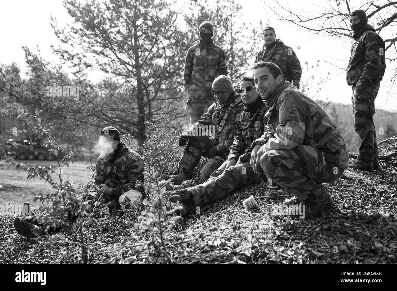 Soldaten mit der französischen Armee entspannen sich nach einer simulierten Schlacht bei Dragoon Ready 21 auf dem Hohenfels Trainingsgelände. Die multinationale Übung, die vom Joint Multinative Readiness Center veranstaltet wurde, bot Interoperabilität und Bereitschaftstraining für das 2. Kavallerieregiment und unsere NATO-Partner und Verbündeten. Stockfoto