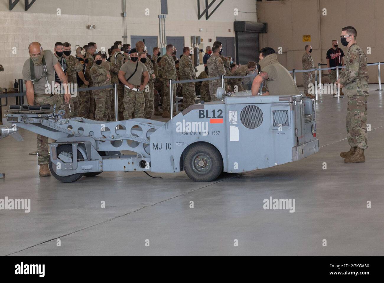 U.S. Air Force Master Sgt. Christian Martinez, 924. Maintenance Squadron, Teamchef der Waffenladung, und Staff Sgt. Mateo Palacios, zweiter von rechts, 924. MXS-Waffenlast-Besatzungsmitglied, bereitet sich darauf vor, während des Hawgsmoke 2021 Weapons Load Competition am 15. April 2021 auf der Moody Air Force Base, Georgia, eine Munitionsladung abzuheben. Während des Wettkampfs mussten acht Lastmannschaften so schnell und sicher wie möglich einen AIM-9 Sidewinder, eine Mark-82-Universalbombe und eine GBU-38-Gemeinschaftsbombe laden. Der 924. MXS stammt vom 355. Flügel der Davis-Monthan Air Force Base, Arizona. Stockfoto