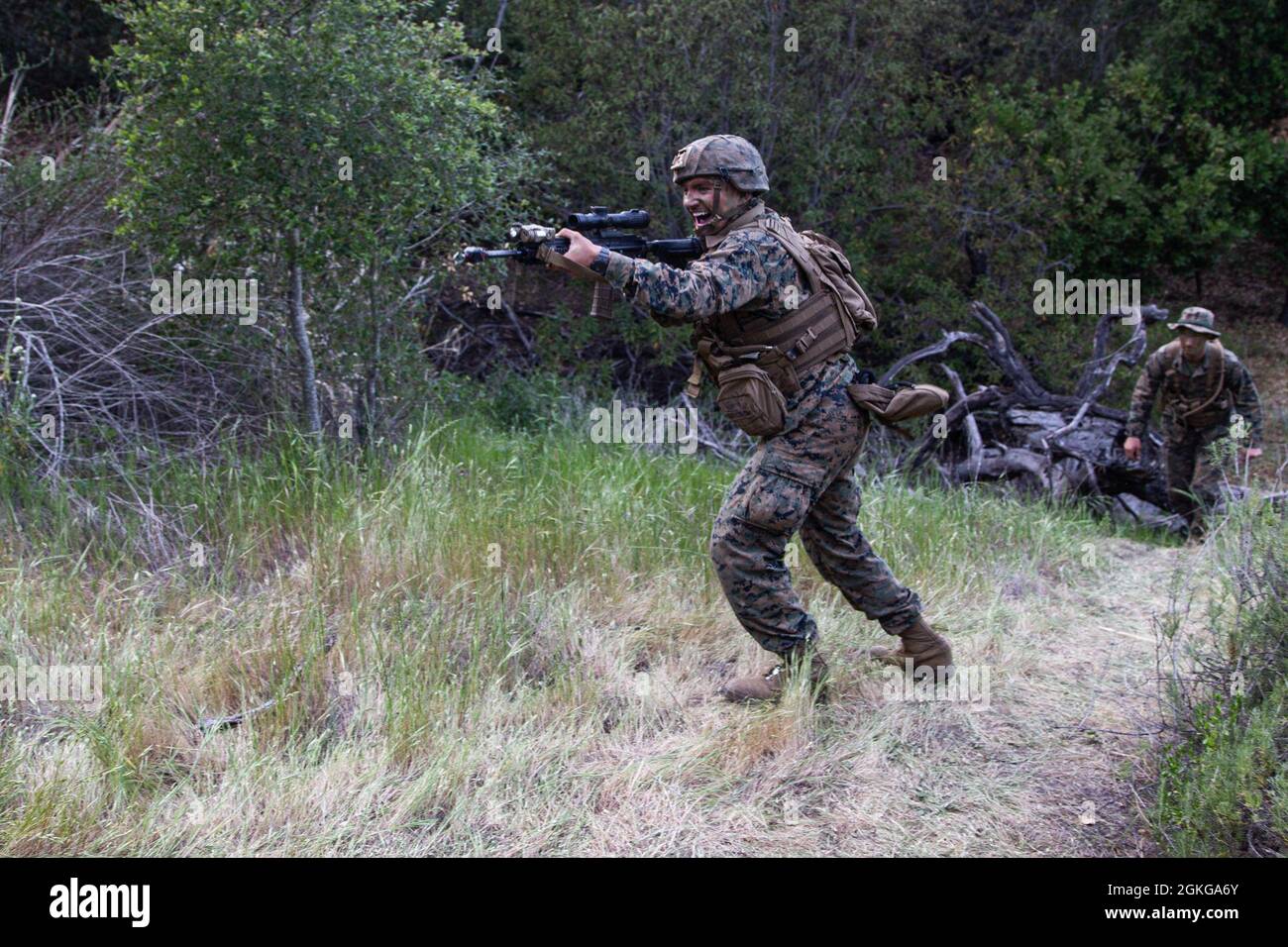 Eine US-Marine mit Alpha Company, Infanterie-Trainingsbataillon, School of Infantry - West, greift während eines simulierten Force-on-Force-Eingriffs auf einen Beobachtungsposten an, während sie während der zwölften Woche des Infanterie-Marine-Kurses im Marine Corps Base Camp Pendleton, Kalifornien, 15. April 2021 defensive Positionsübungen durchführt. IMC ist ein 14-wöchiger Pilotkurs, der darauf ausgelegt ist, besser ausgebildete und tödlichere Infanterie-Marines zu schaffen, die auf Konflikte mit Gleichaltrigen vorbereitet sind. Der Kurs verwendet ein neu gestaltetes Lernmodell für Studenten, das ihre Fähigkeiten für unabhängige und anpassungsfähige entwickeln soll Stockfoto