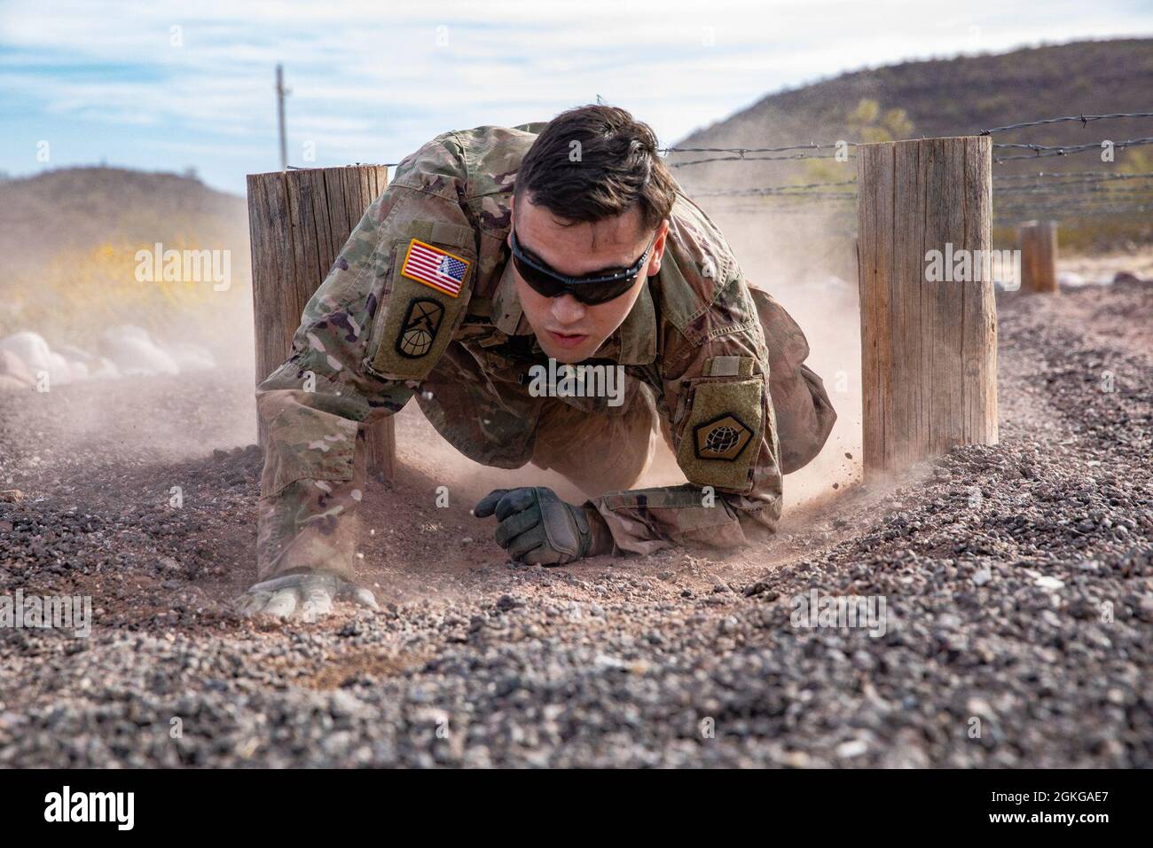 US Army Reserve Soldat SPC. Luis Rodriguez von der 820. Signal Company (TIN), kriecht durch das Low Crawl Event während eines Events für den 2021 Army Reserve Best Warrior Competition am 14. April 2021 in Mesa, Arizona. Der 335. SC(T) BWC ist ein körperlich und geistig anspruchsvolles Ereignis, das nichtbeauftragte Offiziere (NCO) und Soldaten aus dem gesamten Kommando zusammenbringt, um um den Titel des besten Kriegers zu bestreiten. Der oberste NCO und Soldat wird später in diesem Jahr zum US Army Reserve Command Wettbewerb. Stockfoto