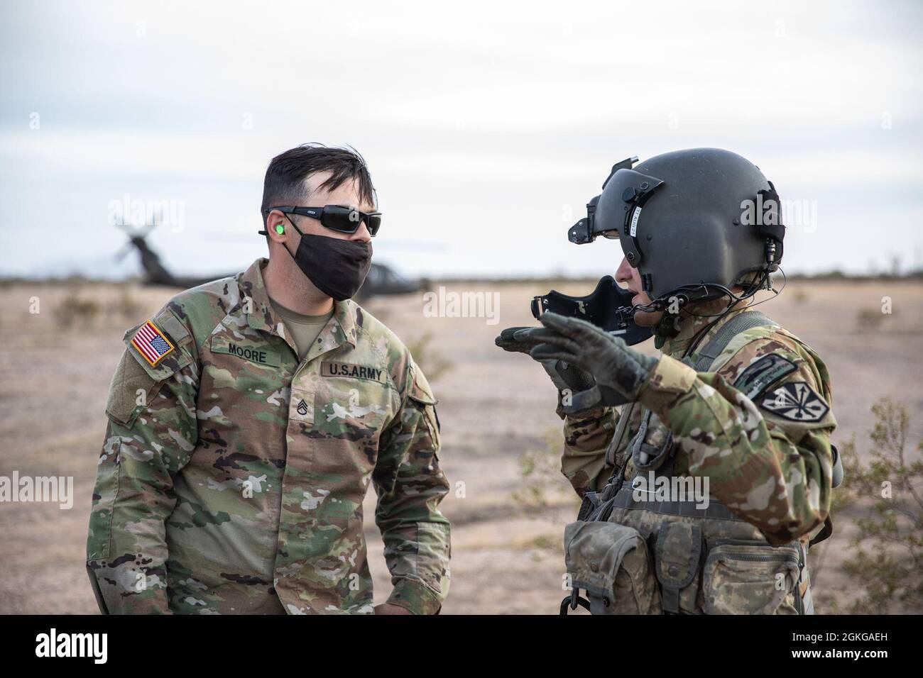 US Army Reserve Soldat und ein US Army National Guardsman organisieren eine Hubschrauber Extraktion für Soldaten während der 2021 Army Reserve Best Warrior Wettbewerb am 14. April 2021, in Mesa, Arizona. Der 335. SC(T) BWC ist ein körperlich und geistig anspruchsvolles Ereignis, das nichtbeauftragte Offiziere (NCO) und Soldaten aus dem gesamten Kommando zusammenbringt, um um den Titel des besten Kriegers zu bestreiten. Der oberste NCO und Soldat wird später in diesem Jahr zum US Army Reserve Command Wettbewerb. Stockfoto