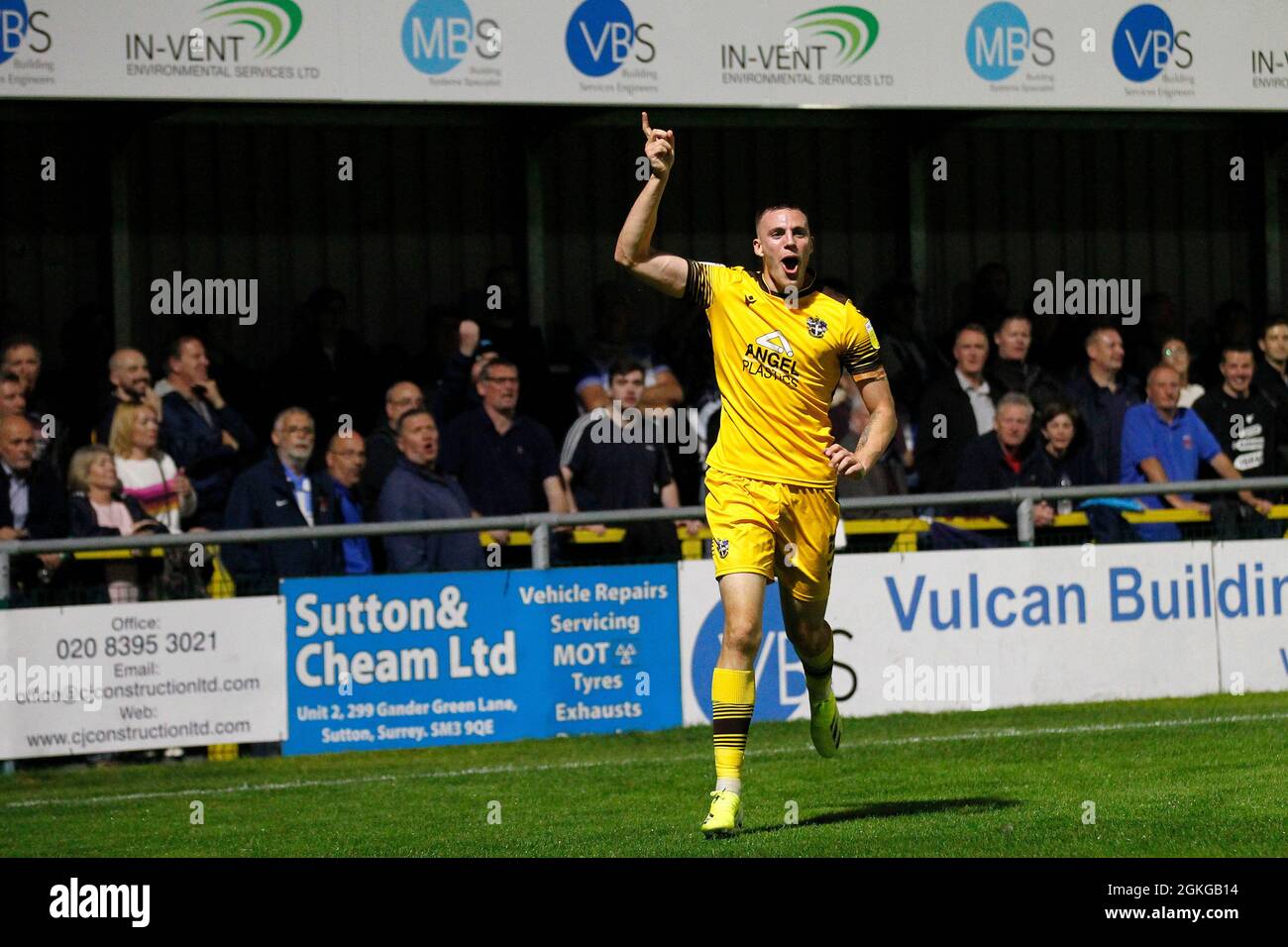 Sutton, Großbritannien. September 2021. TOR - Ben Goodliffe von Sutton United ist der Torschütze beim Spiel der EFL Sky Bet League 2 zwischen Sutton United und Hartlepool United am 14. September 2021 in Gander Green Lane, Sutton, England. Foto von Carlton Myrie. Nur zur redaktionellen Verwendung, Lizenz für kommerzielle Nutzung erforderlich. Keine Verwendung bei Wetten, Spielen oder Veröffentlichungen einzelner Clubs/Vereine/Spieler. Kredit: UK Sports Pics Ltd/Alamy Live Nachrichten Stockfoto