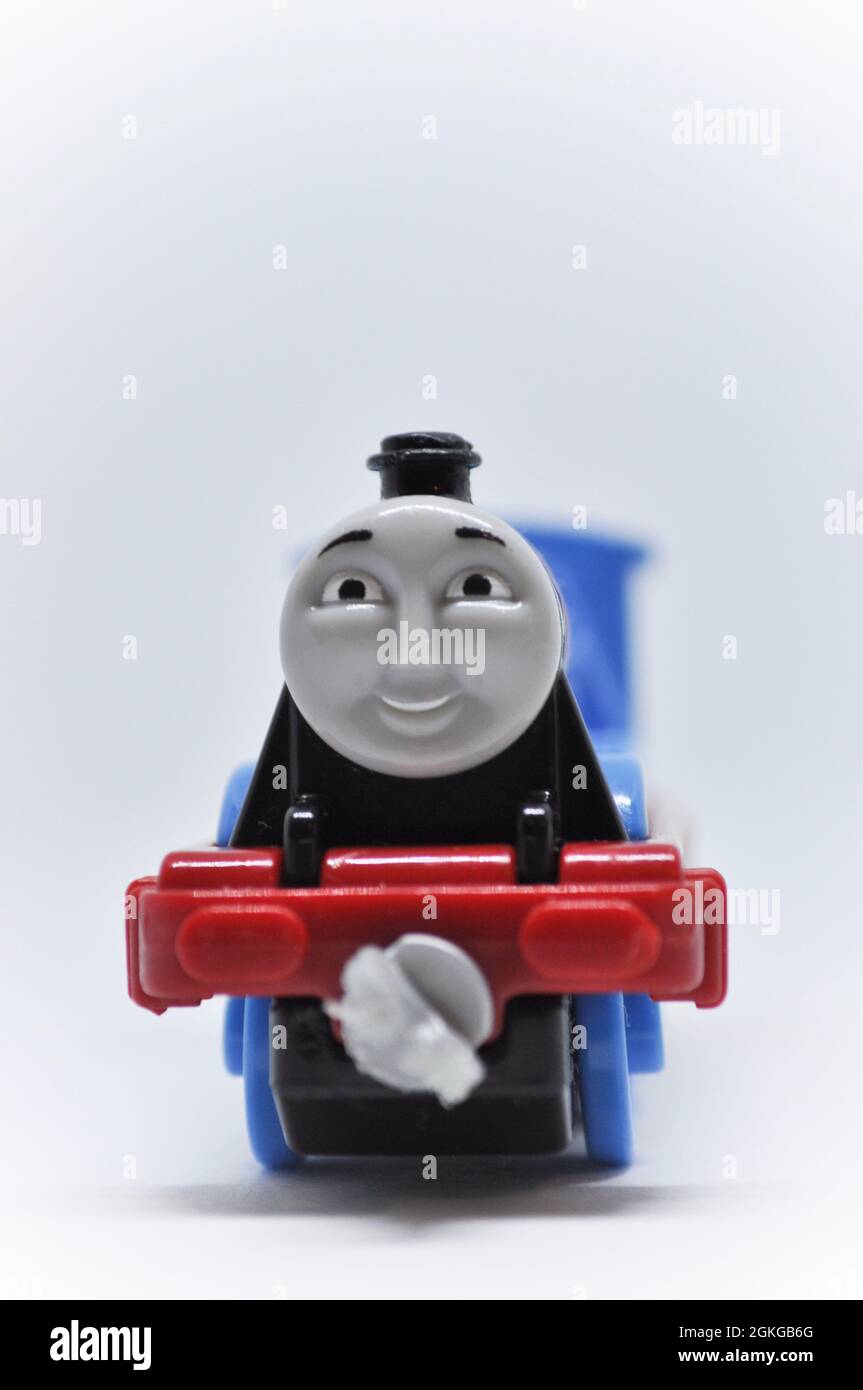 Gordon das Cast-Modell von Thomas The Tank Engine auf weißem Hintergrund. Stockfoto