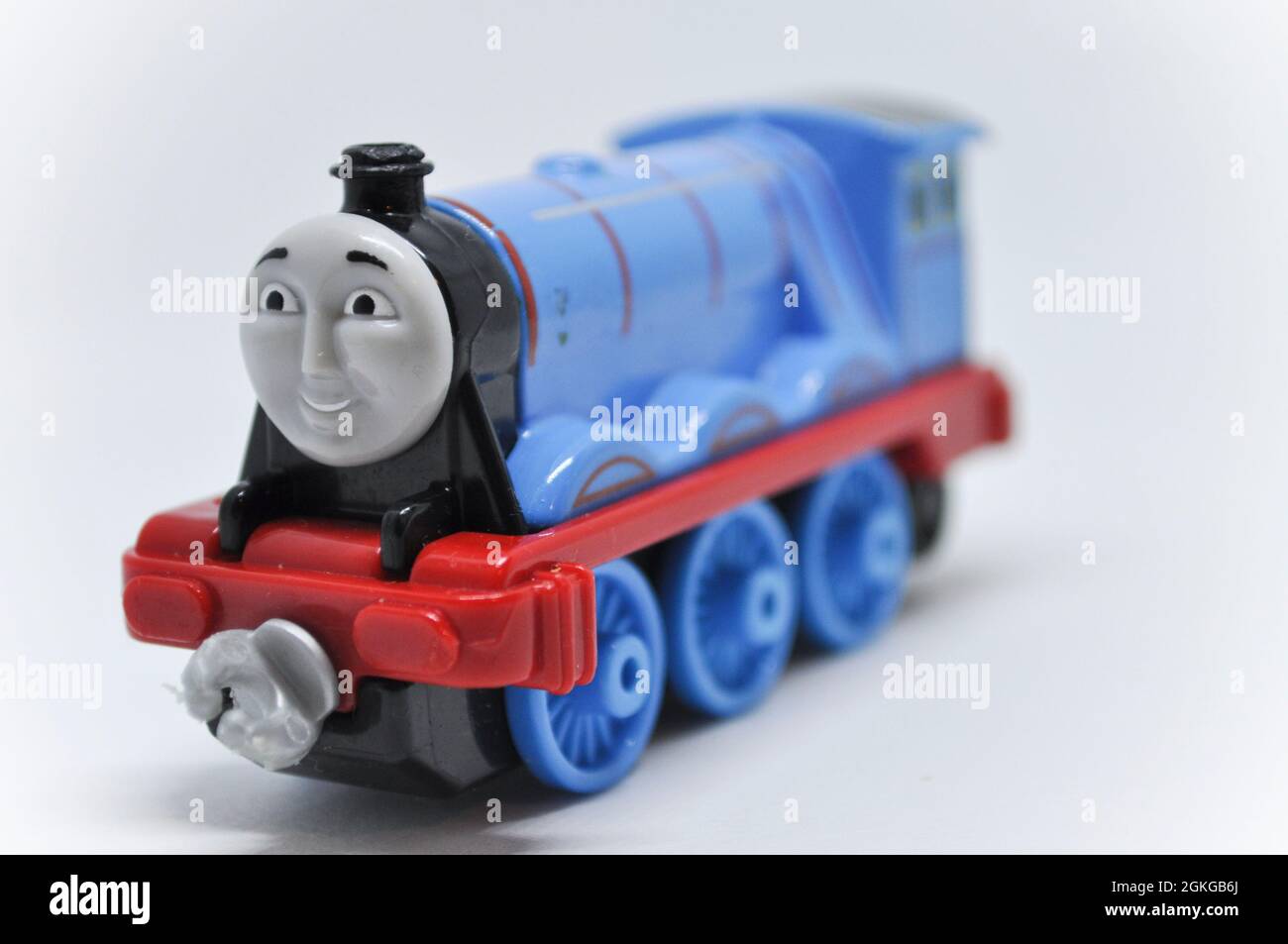Gordon das Cast-Modell von Thomas The Tank Engine auf weißem Hintergrund. Stockfoto