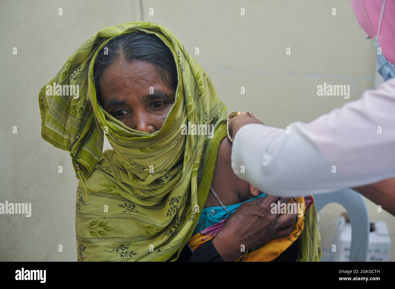 Medizinisches Personal verabreichte im Impfzentrum des Jaintapur Upazila Health Complex eine Dosis des China Sinopharm COVID-19-Impfstoffs. Sylhet, Bangladesch. Stockfoto