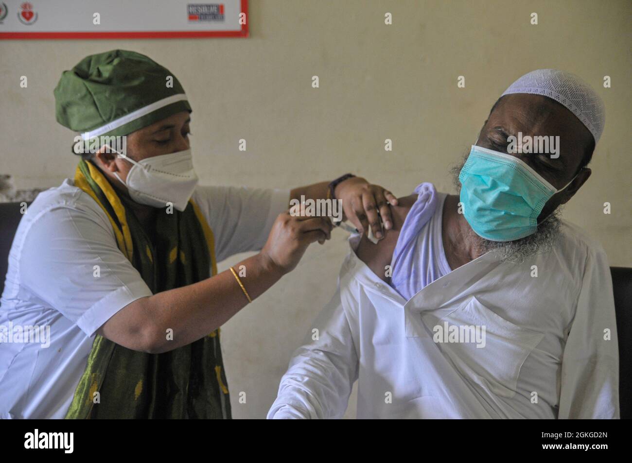 Medizinisches Personal verabreichte im Impfzentrum des Jaintapur Upazila Health Complex eine Dosis des China Sinopharm COVID-19-Impfstoffs. Sylhet, Bangladesch. Stockfoto