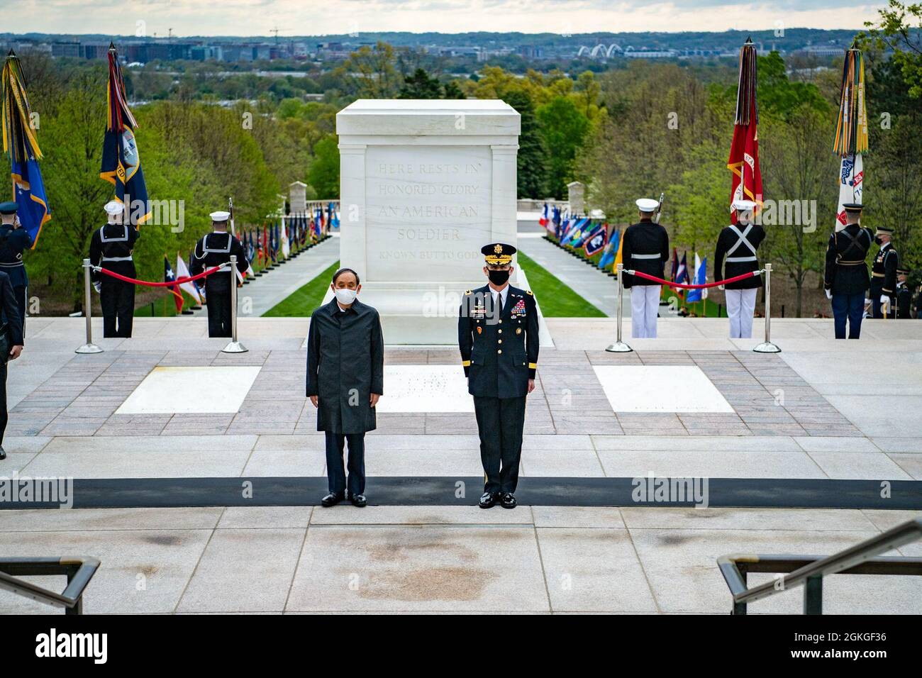 Premierminister von Japan Yoshihihide Suga (links) und Generalmajor der US-Armee, General Omar J. Jones IV (rechts), kommandierender General, Hauptquartier der gemeinsamen Streitkräfte – National Capital Region/Military District of Washington, Nehmen Sie an einer Zeremonie zur Verleihung der Ehrenurne der Streitkräfte am Grab des unbekannten Soldaten auf dem Nationalfriedhof von Arlington, Arlington, Virginia, am 16. April 2021 Teil. Stockfoto