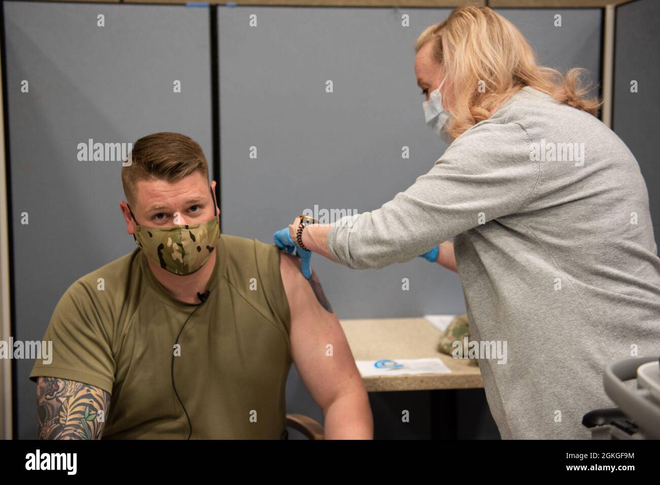 Das Central Virginia VA Health Care System (CVHCS) erreichte heute mit der Verabreichung der 40,000-Dosis des Impfstoffs einen bedeutenden Meilenstein. Die Meilensteindosis ging an den Armeekapitäter Alexander Stalnaker, der in Richmond eine militärische Bohrübung absolviert. Der Impfstoff ist weithin über CVHCS erhältlich, und alle, die in Frage kommen, können sich heute unter https://www.va.gov/health-care/covid-19-vaccine/sign-up/introduction anmelden. Vielen Dank, dass Sie uns dabei geholfen haben, qualifizierte Veteranen, Ehepartner und Betreuer über die aktualisierte Berechtigung für den COVID-19-Impfstoff zu informieren, der über die Zentrale erhältlich ist Stockfoto