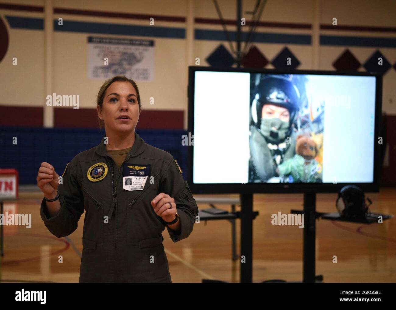 GEORGETOWN, Texas – (16. April 2021) Naval Aircrewman (Hubschrauber) 2. Klasse Katherine Knox aus Copperas Cove, Texas, der führende Kleinoffizier, der der Navy Recruiting Station Temple, Navy Talent Acquisition Group (NTAG) San Antonio, Spricht mit Studenten des Marine Junior Reserve Officer Training Corps über ihre Karriere als Marineflieger an der East View High School während eines Navy Promotional Day (NPD). Eine NPD ist ein proprietäres Rekrutierungsprogramm, das speziell dafür entwickelt wurde, die besten, vielfältigsten Hochschulaussichten zu gewinnen und Chancen für militärische und zivile US-Streitkräfte aufzuzeigen Stockfoto