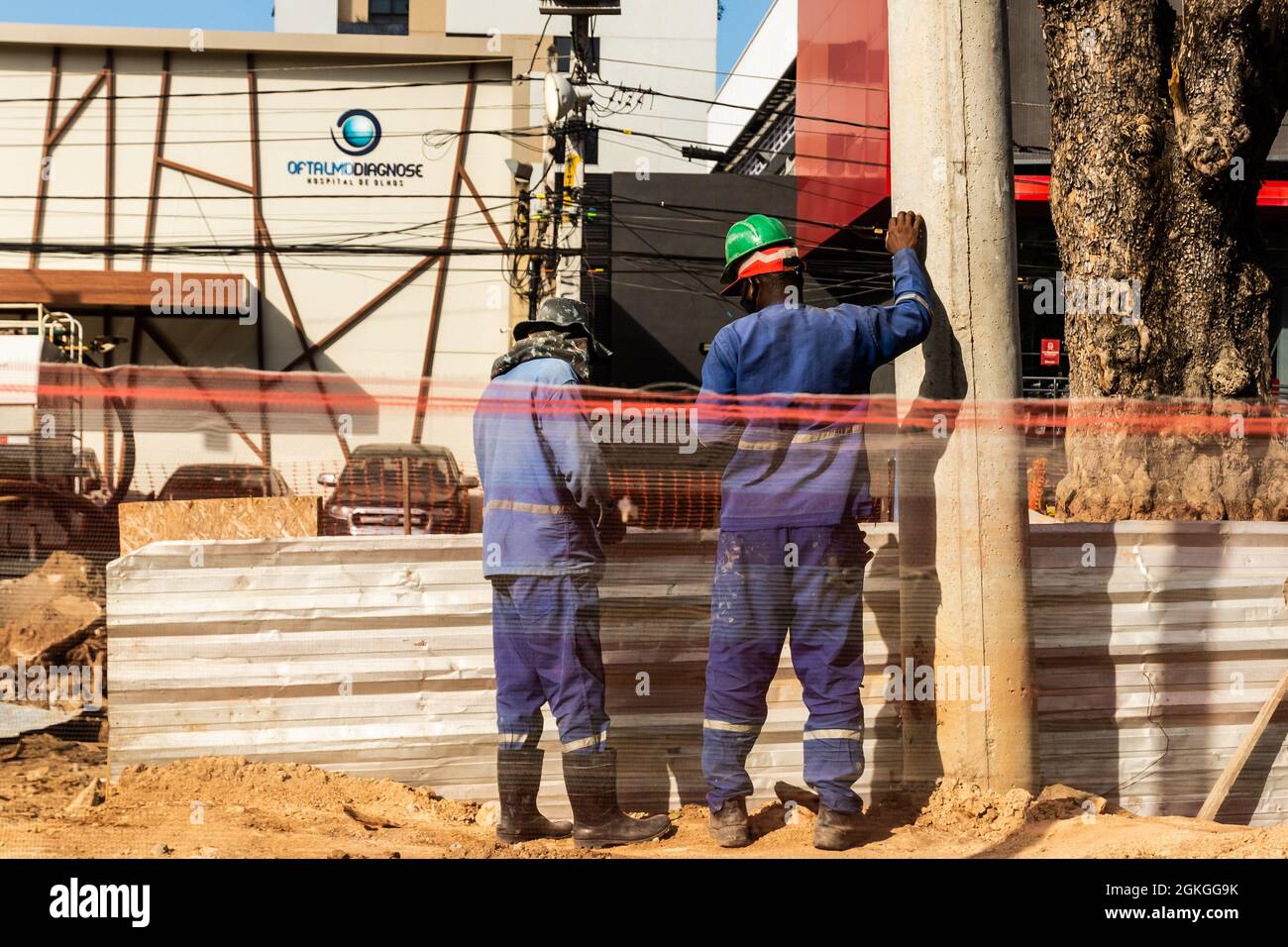 Salvador, Bahia, Brasilien - 17. Juni 2021; Bauarbeiter und Mitarbeiter der Straßenrenovierung arbeiten im Stadtteil Ondina, um den Standort zu verbessern. Stockfoto