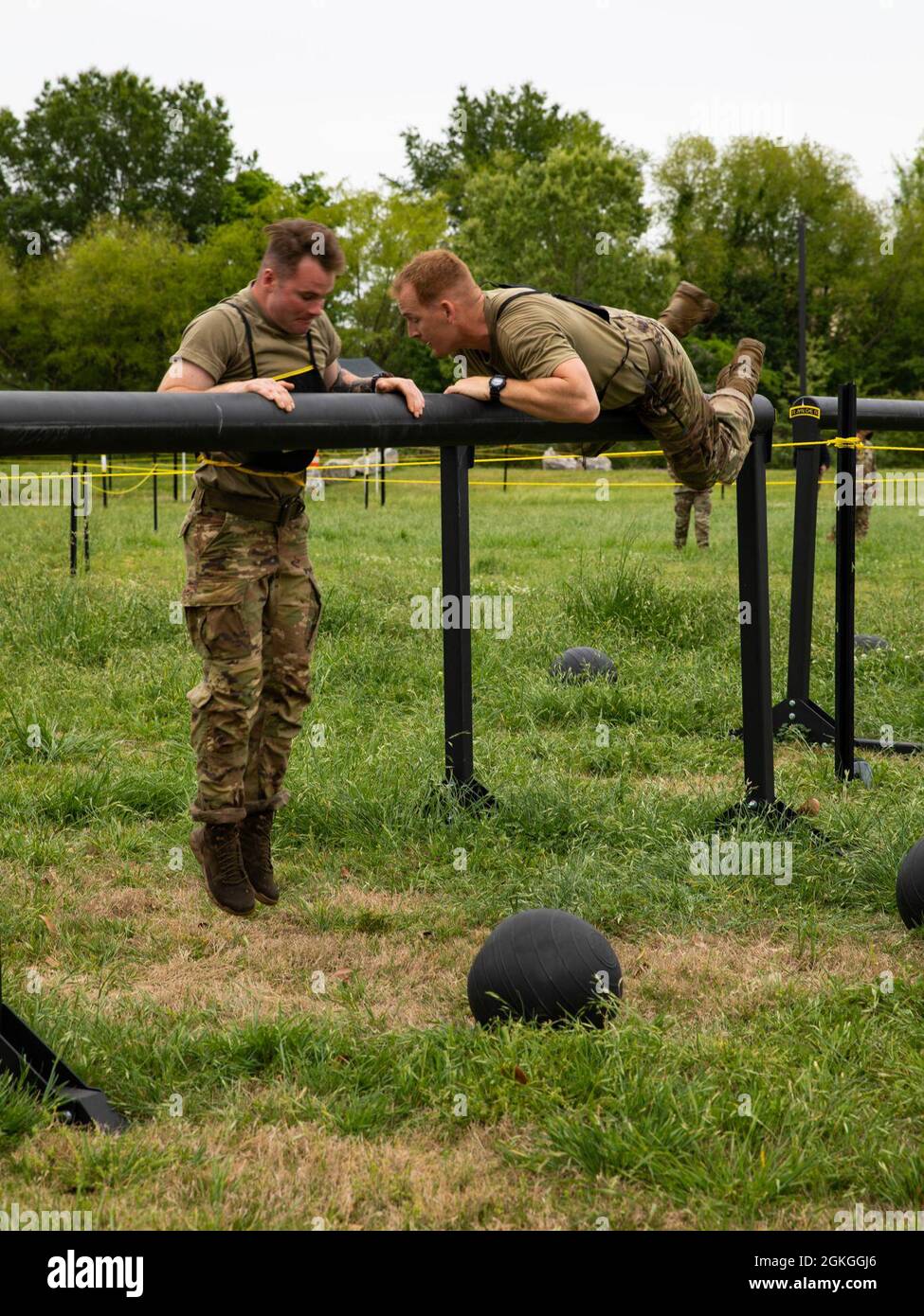 U.S. Army PFC. SCHAAF, Reed (links) und 1Lt Doughesty, McKenzie (rechts), die dem 173. Airborne Brigrade Combat Team zugeordnet sind, treten am 16. April 2021 in Fort Benning, Georgia, beim 2021 Best Ranger Competition an. Der David E. Grange Jr. Best Ranger Wettbewerb ist ein dreitägiger Wettbewerb, bei dem die besten zwei-Personen-Ranger-Teams des Militärs gegeneinander antreten, während sie um den Titel des besten Ranger kämpfen. Stockfoto